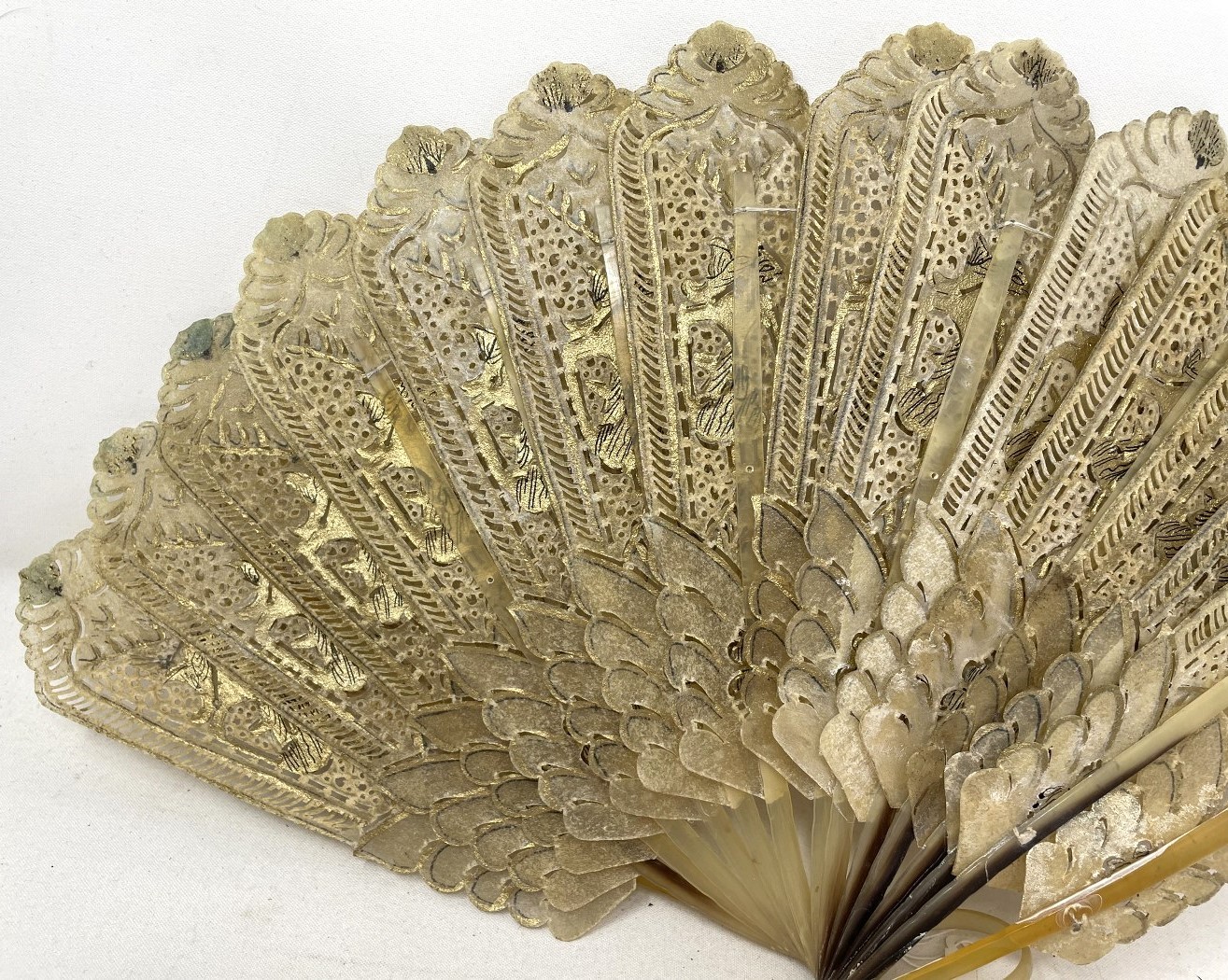 A mother of pearl fan, the lace painted flowers, 18 cm and three other fans (4) - Image 9 of 12