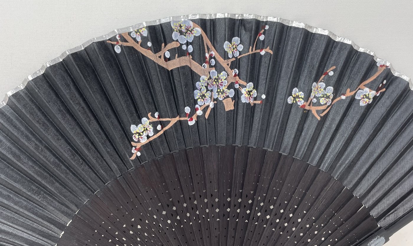 An ebonised fan, the silk painted flowers, 25 cm, boxed, and five other fans (6) - Image 4 of 24