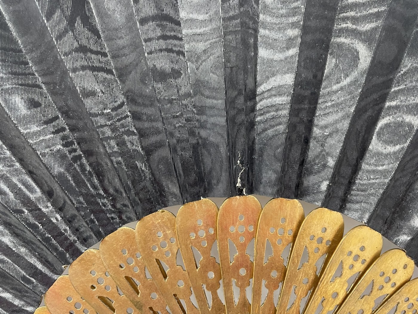 An ebonised fan, the silk painted flowers, 25 cm, boxed, and five other fans (6) - Image 18 of 24