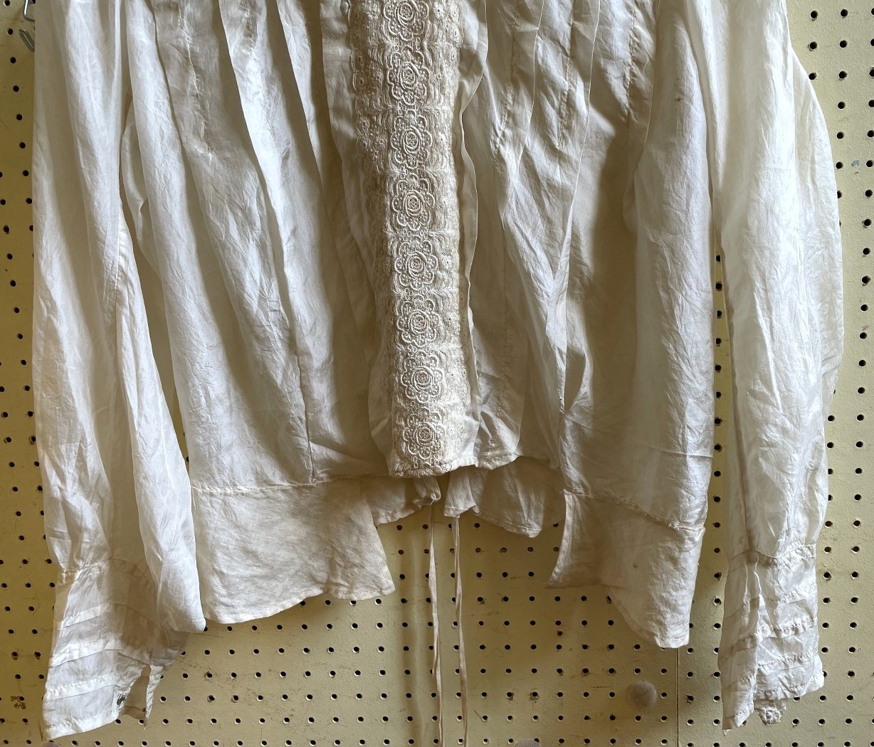 A late 19th century/early 20th century blouse, with a lace collar and trim - Image 4 of 7