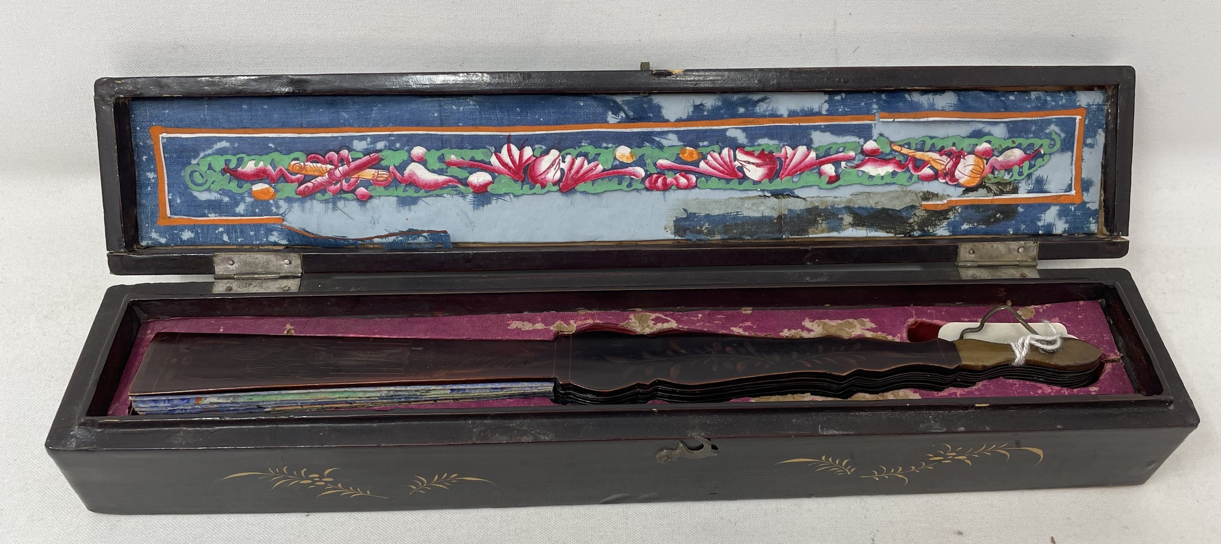 A lacquered fan, decorated figures, paper painted interior scene, 11 cm, boxed, and two other - Image 4 of 9