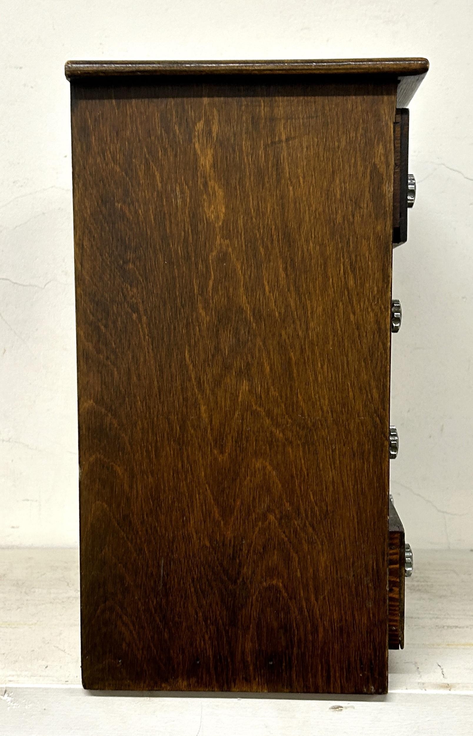 A stained pine table top chest, having four drawers, 30 cm wide - Image 2 of 4