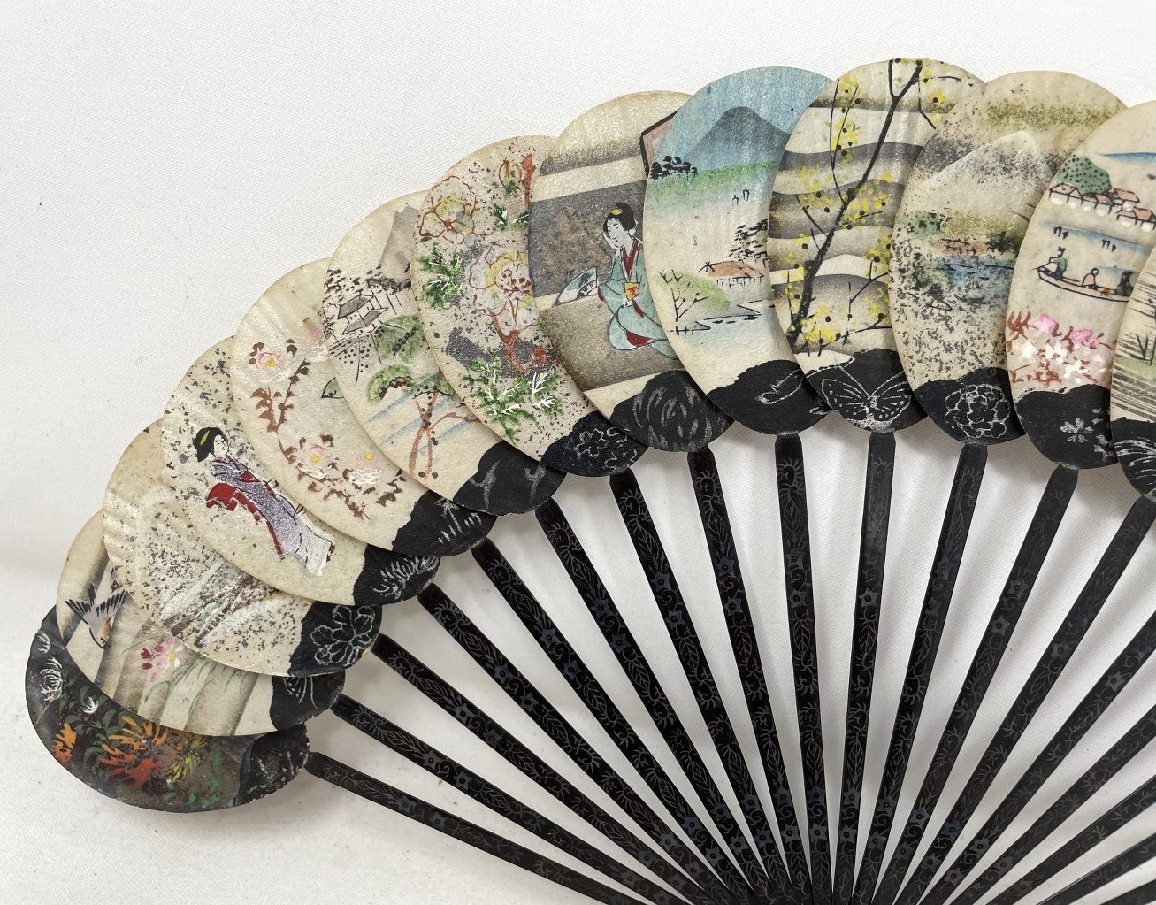 A painted fan, the paper decorated print of military leaders, 23 cm, and four others (5) - Image 4 of 20