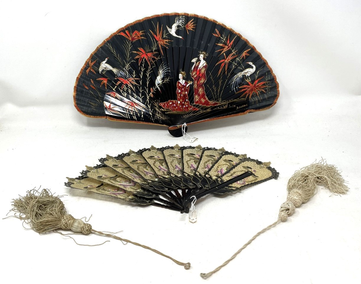 A carved wood fan, silk painted flowers, 25 cm, boxed, and three other fans (4) - Image 6 of 15
