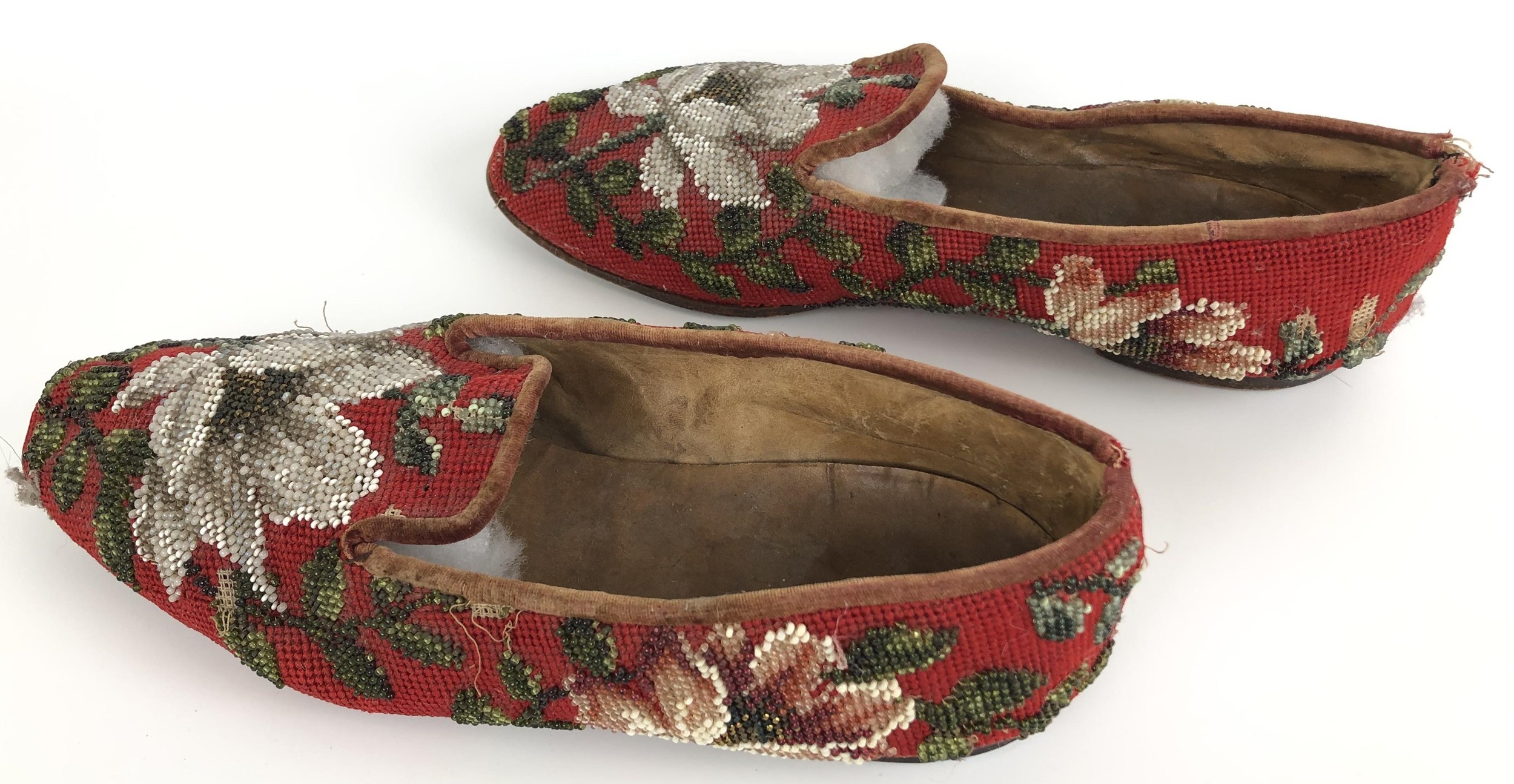 A pair of late 19th/early 20th century beadwork slippers, decorated flowers - Image 6 of 9