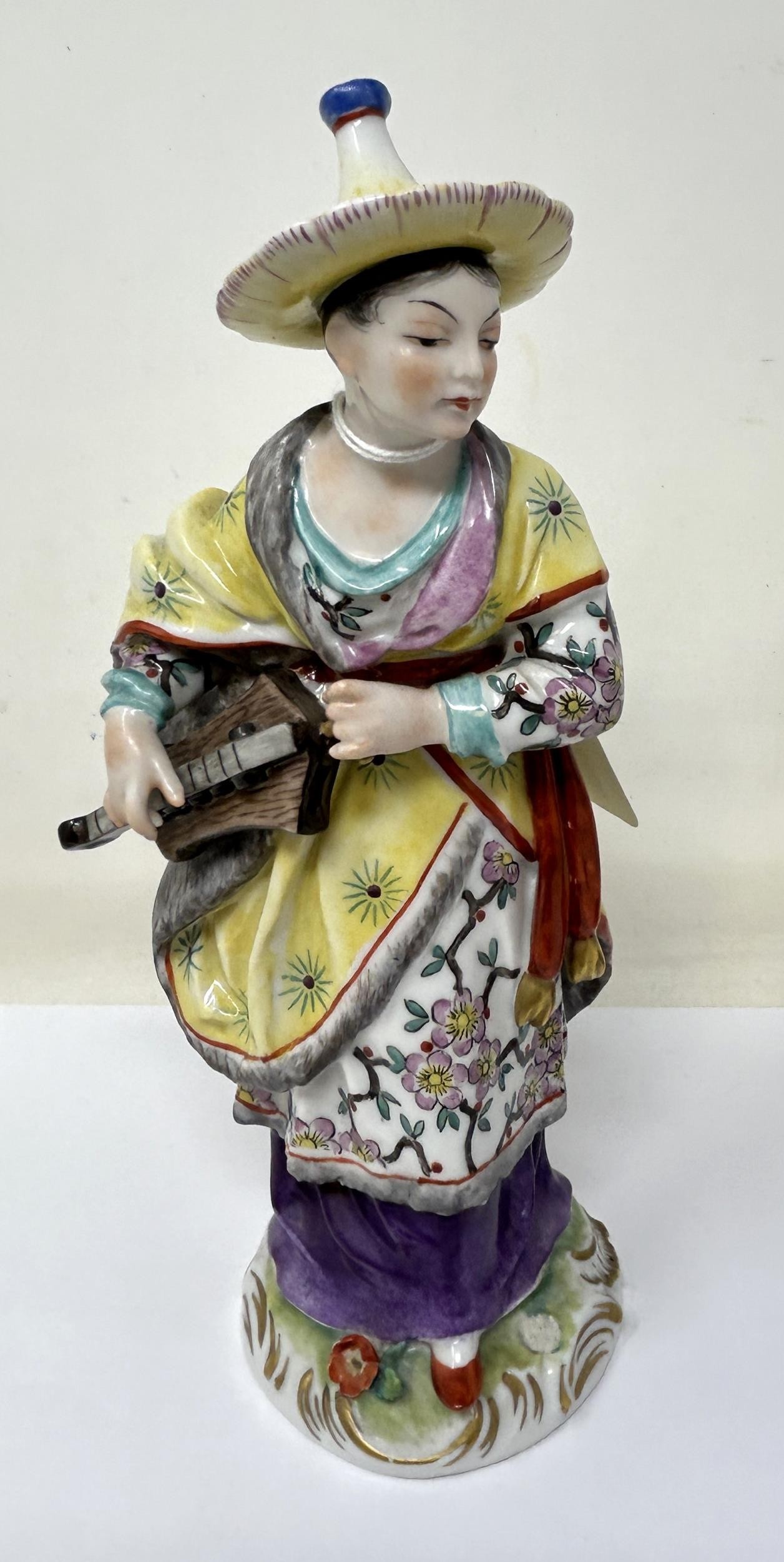 A pair of Dresden figures, of a man and a woman in Chinese dress, 20 cm high (2) - Image 2 of 5