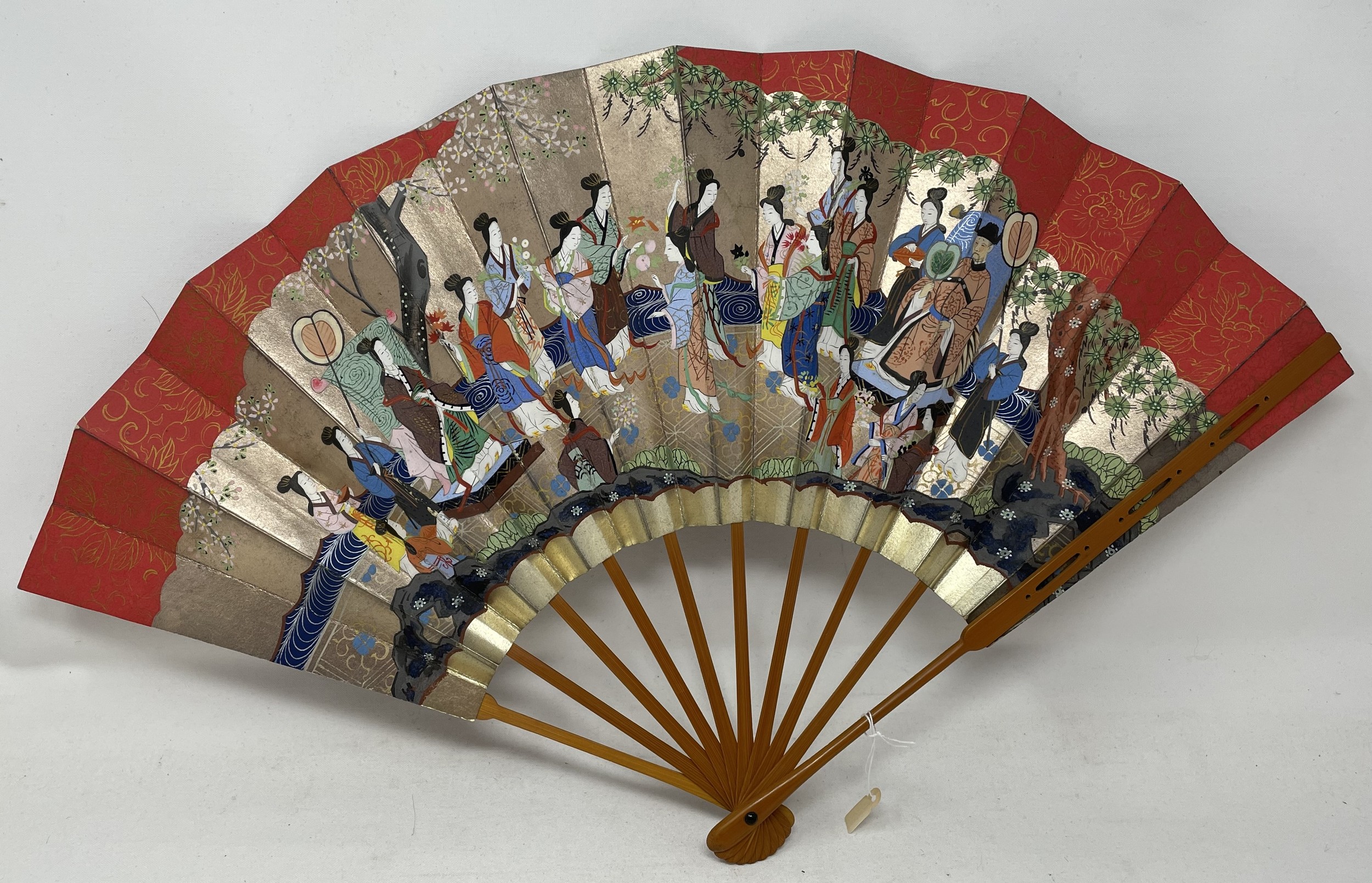 A carved ebony fan, lace decorated flowers, 36 cm and five other fans (6) - Image 12 of 13