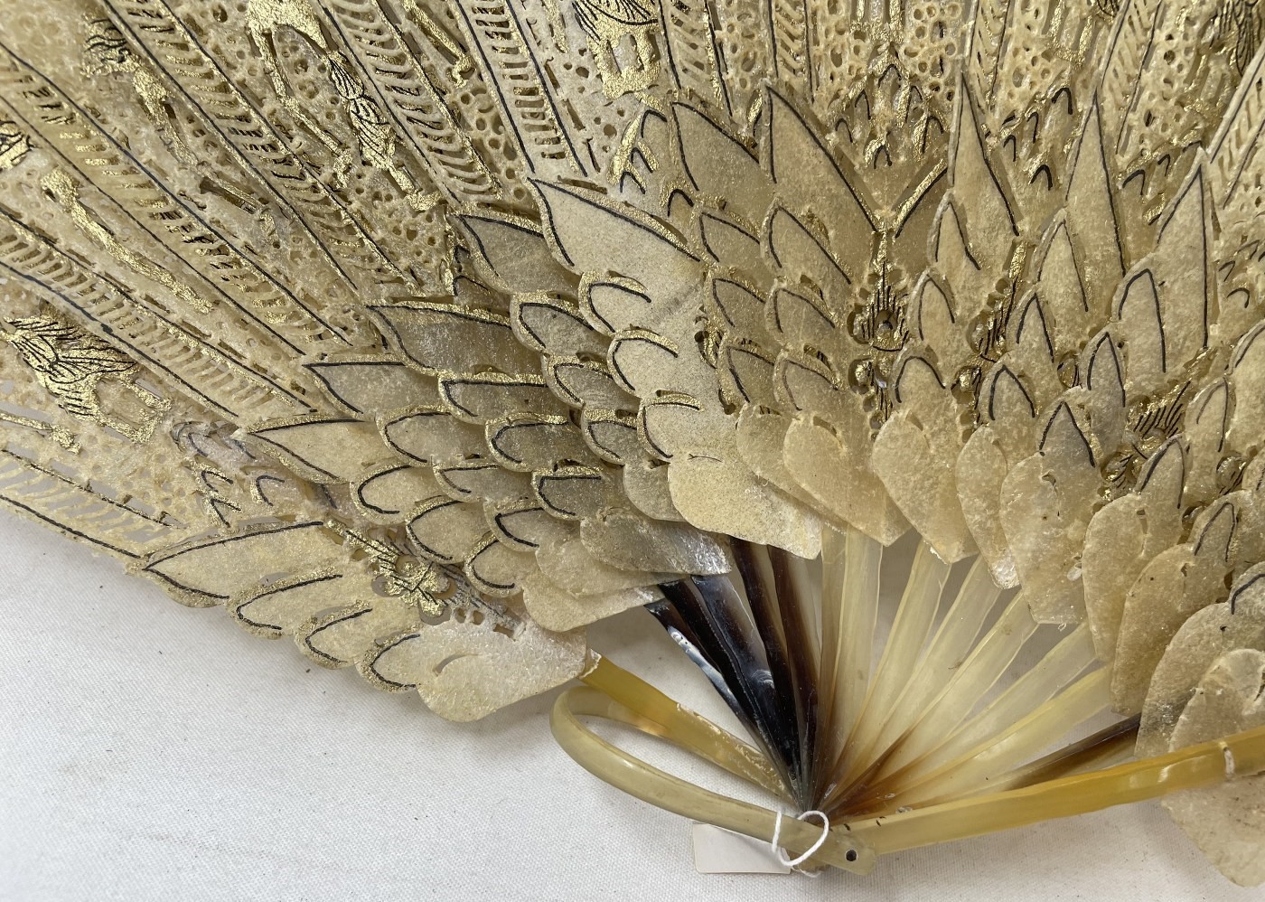 A mother of pearl fan, the lace painted flowers, 18 cm and three other fans (4) - Bild 10 aus 12