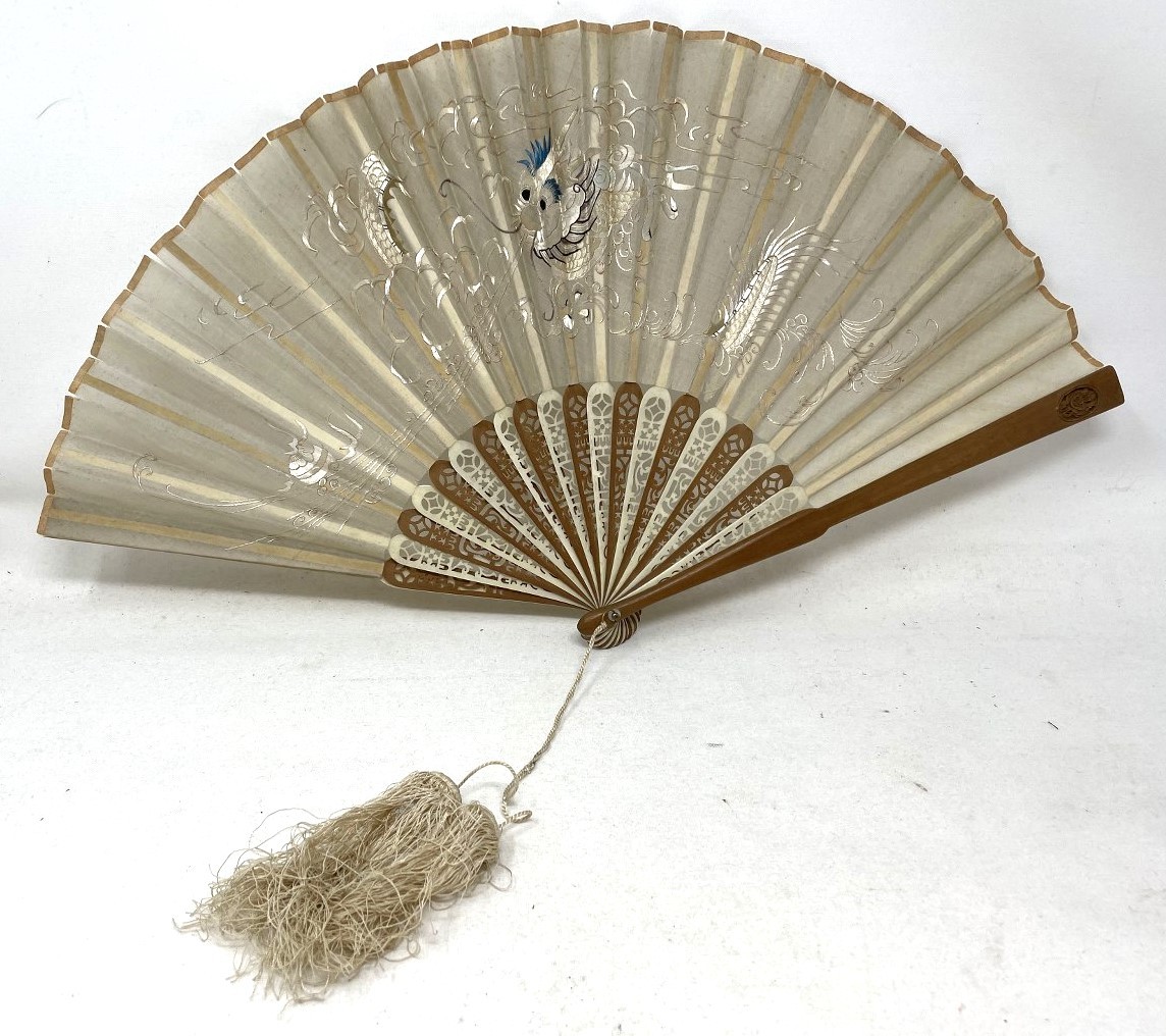 A painted fan, the paper decorated print of military leaders, 23 cm, and four others (5) - Bild 11 aus 20