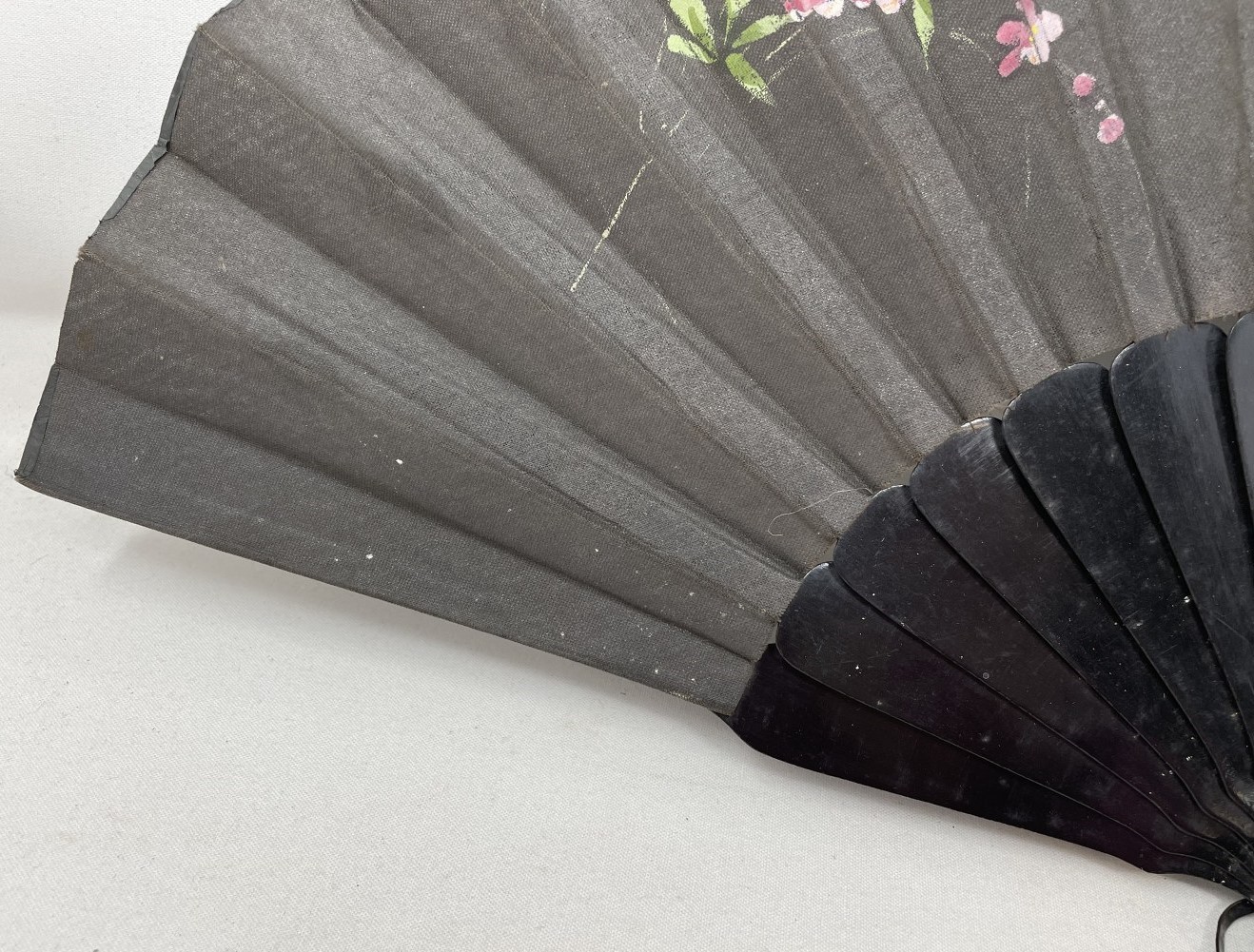 An ebonised fan, the silk painted flowers, 25 cm, boxed, and five other fans (6) - Image 11 of 24