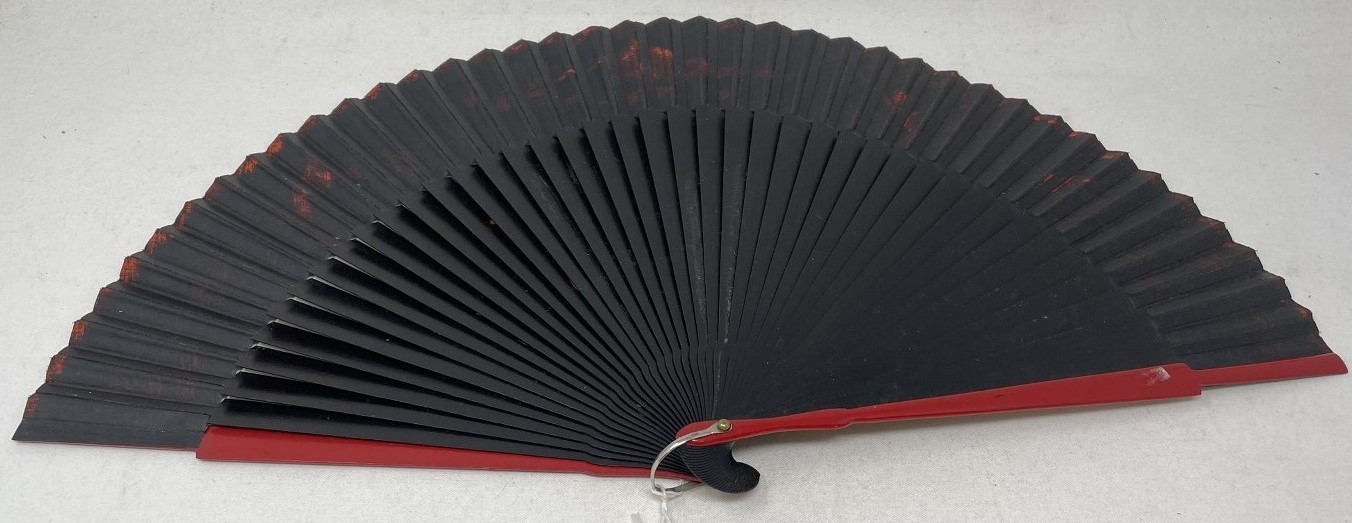 A carved ebony fan, lace painted flowers, 36 cm, and five other fans  (6) - Bild 7 aus 11