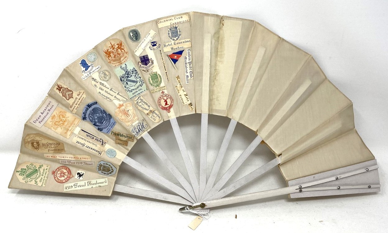 A mother of pearl fan, the lace painted flowers, 18 cm and three other fans (4) - Image 3 of 12