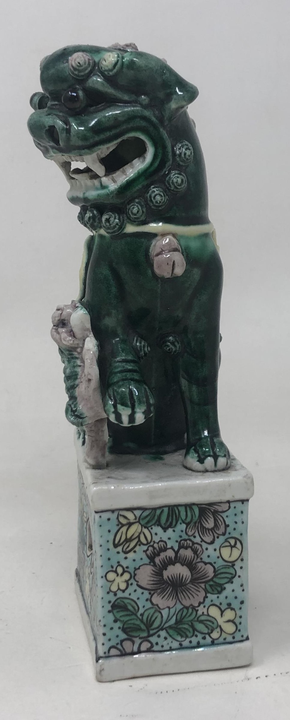 A Chinese famille verte Dog of Fo, 15 cm high Very minor loss, couple of firing faults - Image 2 of 6