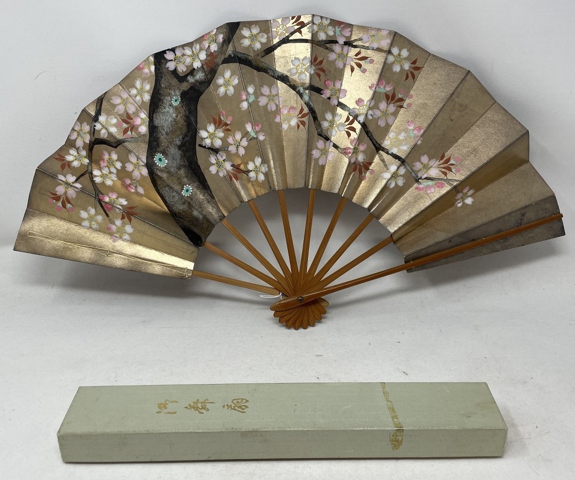 A carved ebony fan, lace painted flowers, 36 cm, and five other fans  (6) - Bild 10 aus 11