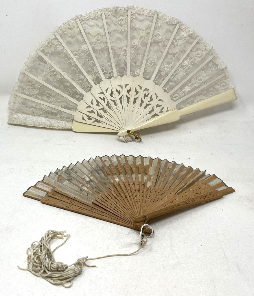 A carved ebony fan, lace painted flowers, 36 cm, and five other fans  (6) - Bild 3 aus 11