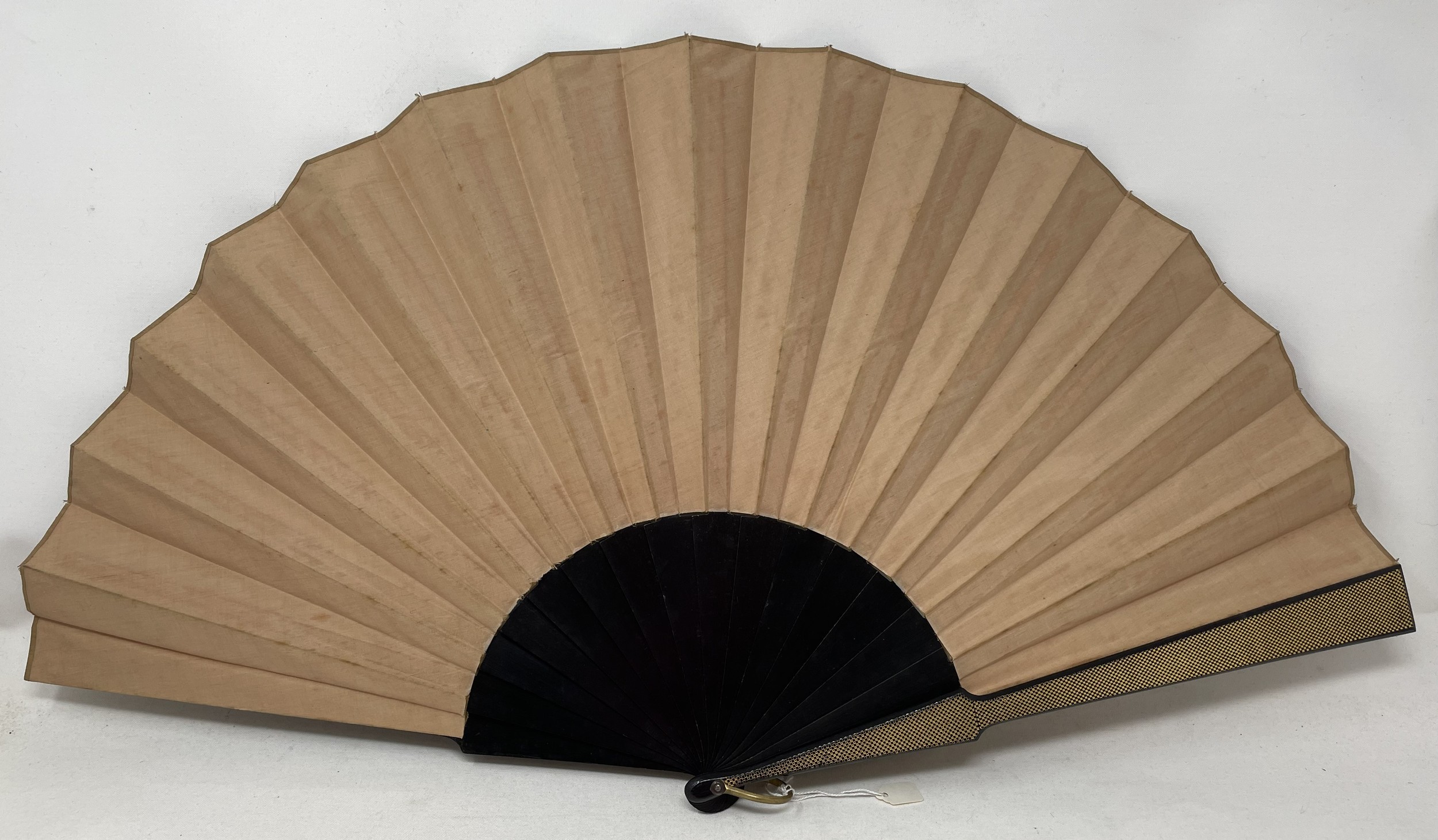 A lacquered fan, silk painted leaves and birds, 35 cm - Image 2 of 2