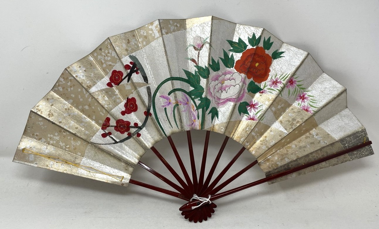 A carved ebony fan, lace painted flowers, 36 cm, and five other fans  (6) - Bild 8 aus 11