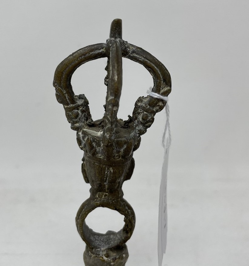 An Indo-Chinese style hand bell, 17.5 cm high, with a clapper - Image 2 of 5