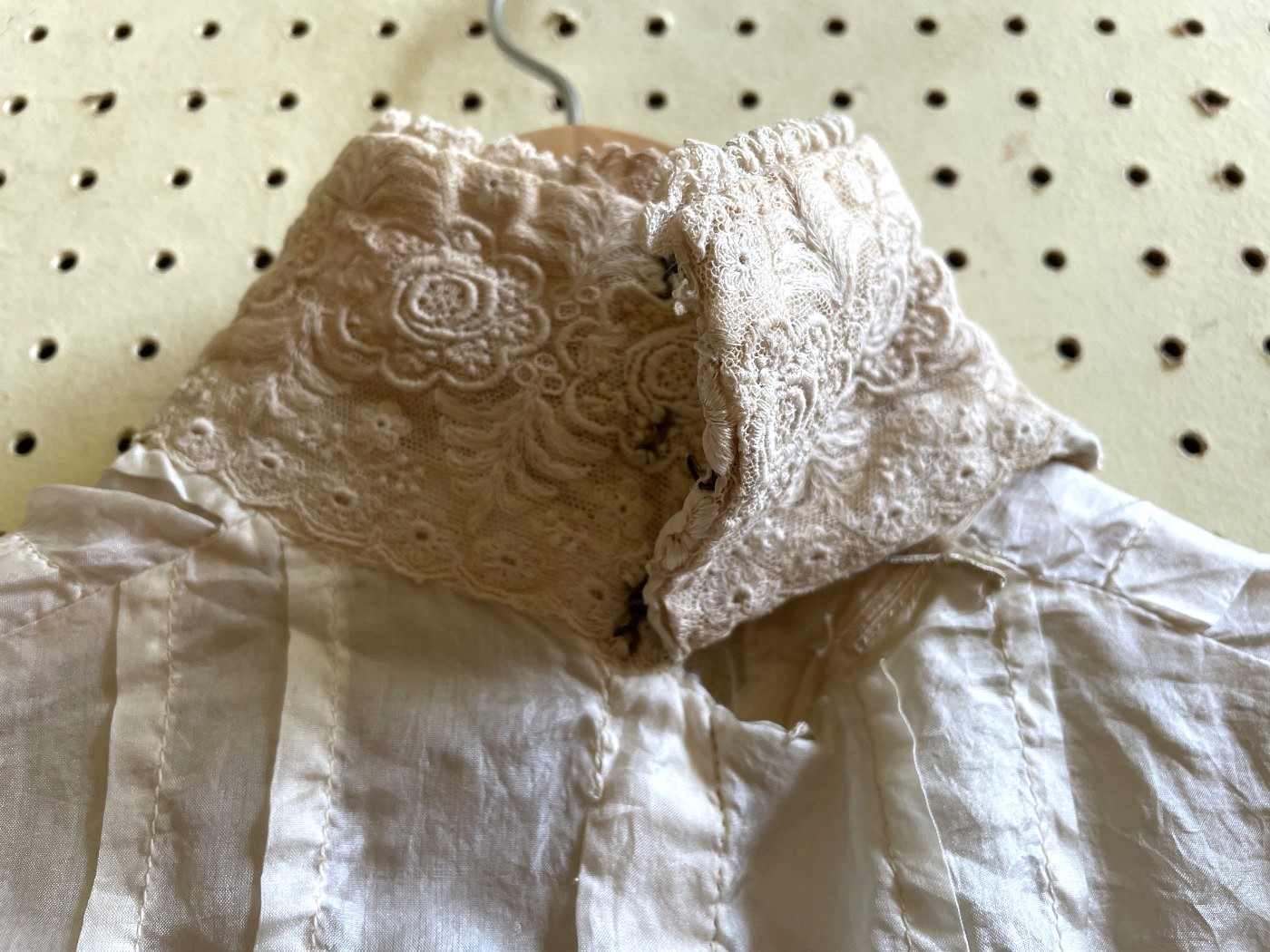 A late 19th century/early 20th century blouse, with a lace collar and trim - Image 7 of 7