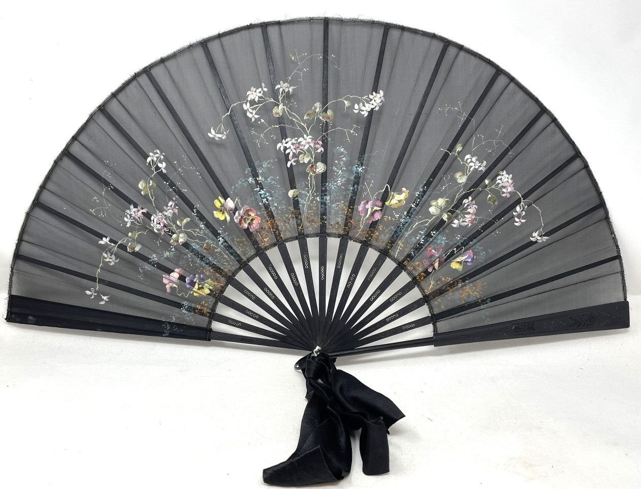 A carved ebony fan, lace painted flowers, 36 cm, and five other fans  (6) - Bild 4 aus 11