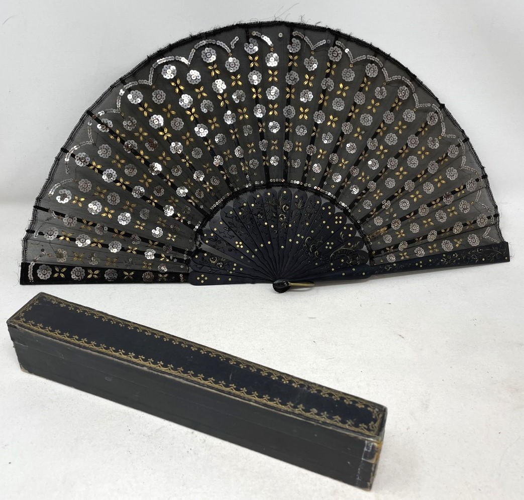 A carved ebony fan, the lace decorated applied flowers, 25 cm, boxed