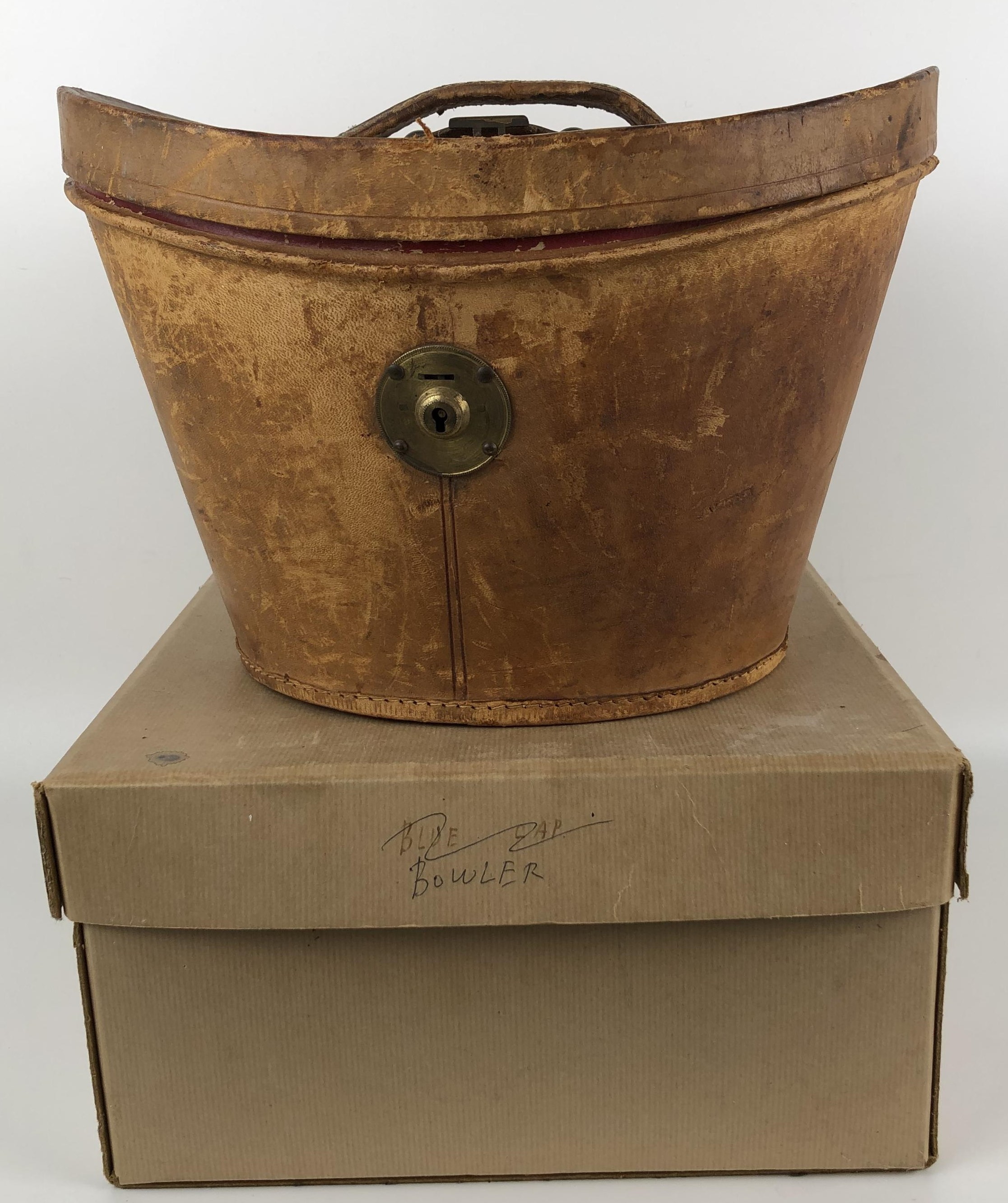 A moleskin top hat, in a hat box, and a bowler hat in a card hat box (2) - Bild 3 aus 8
