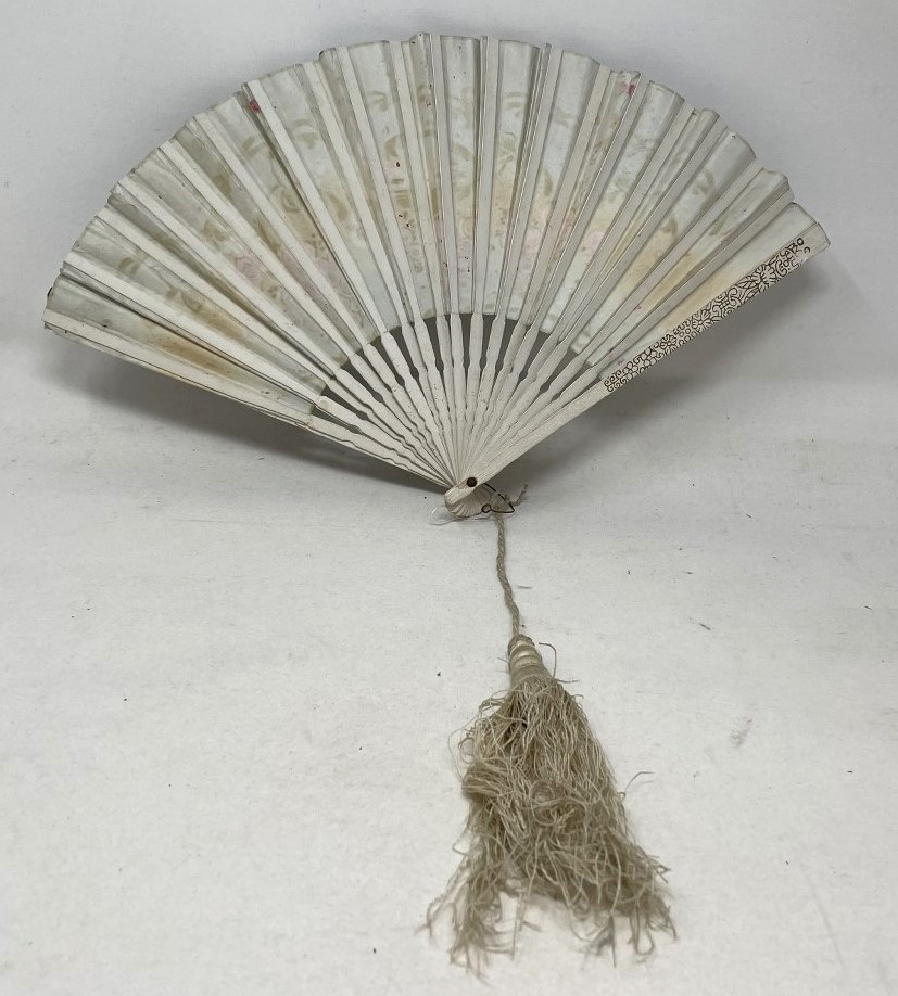 A painted wooden fan, painted a tavern scene, 29 cm, and four other fans (5) - Image 8 of 8
