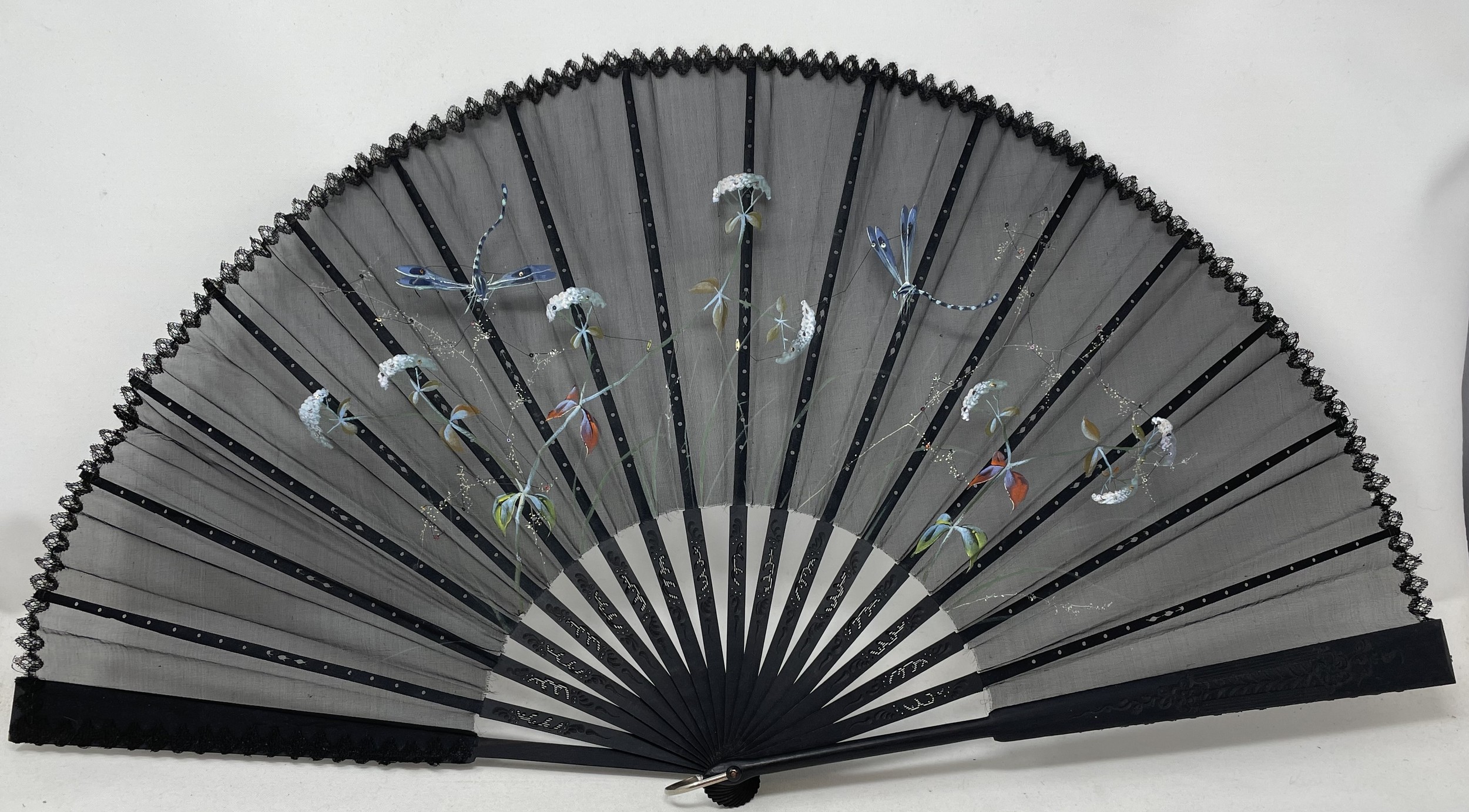 A carved ebony fan, lace decorated flowers, 36 cm and five other fans (6) - Bild 8 aus 13