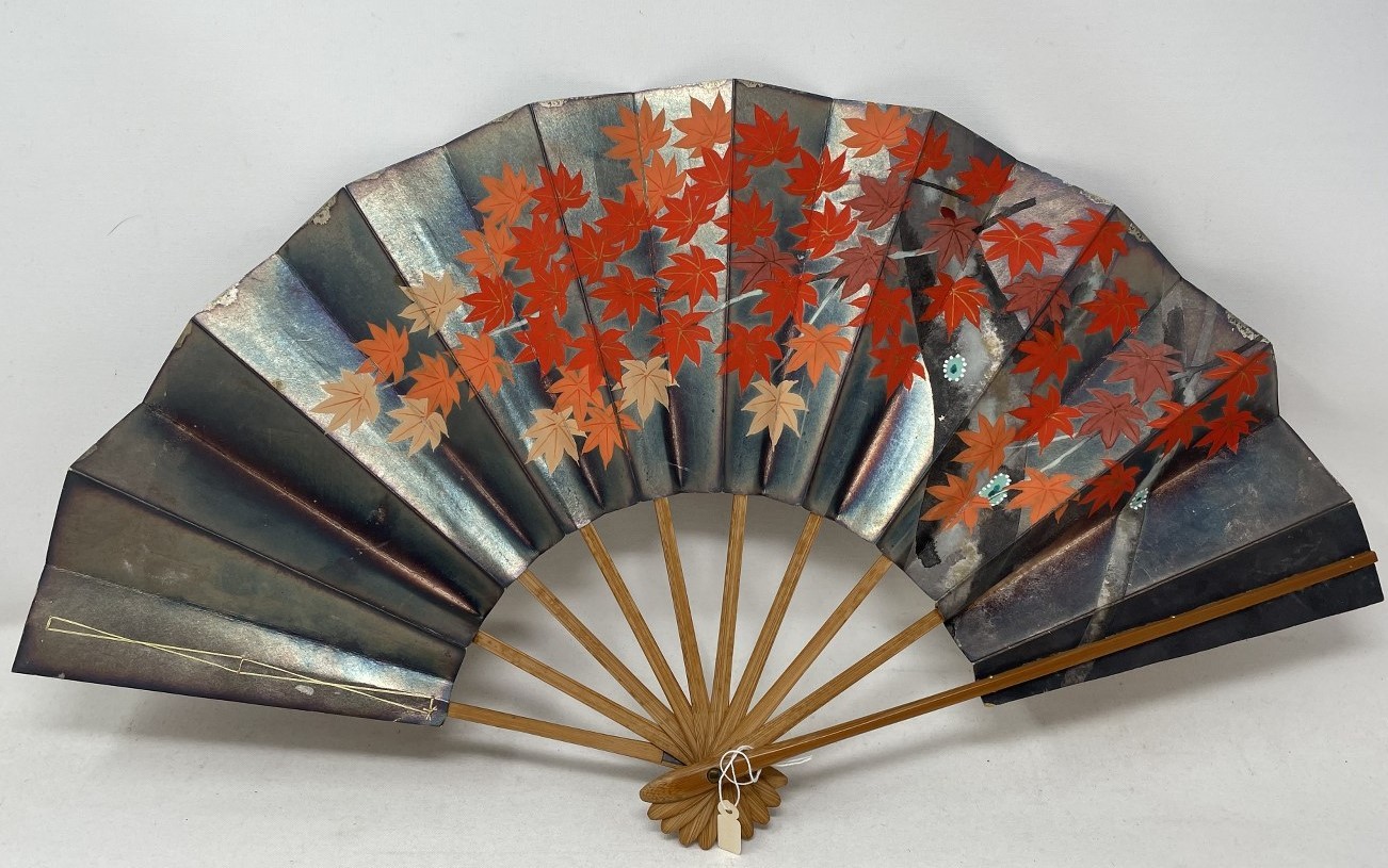 A carved ebony fan, lace painted flowers, 36 cm, and five other fans  (6) - Bild 11 aus 11