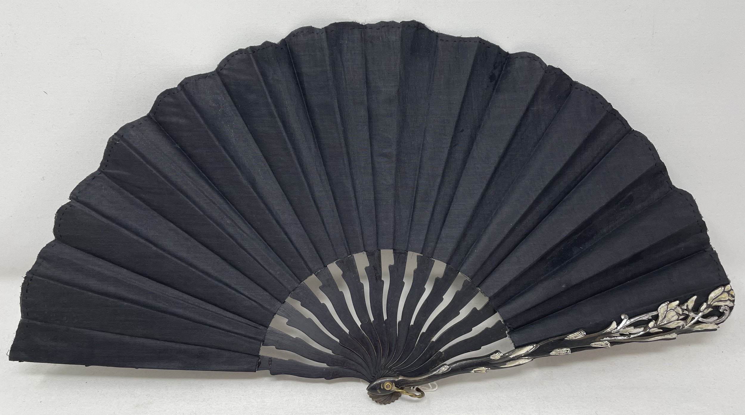 A carved ebony fan, lace decorated flowers, 36 cm and five other fans (6) - Bild 3 aus 13