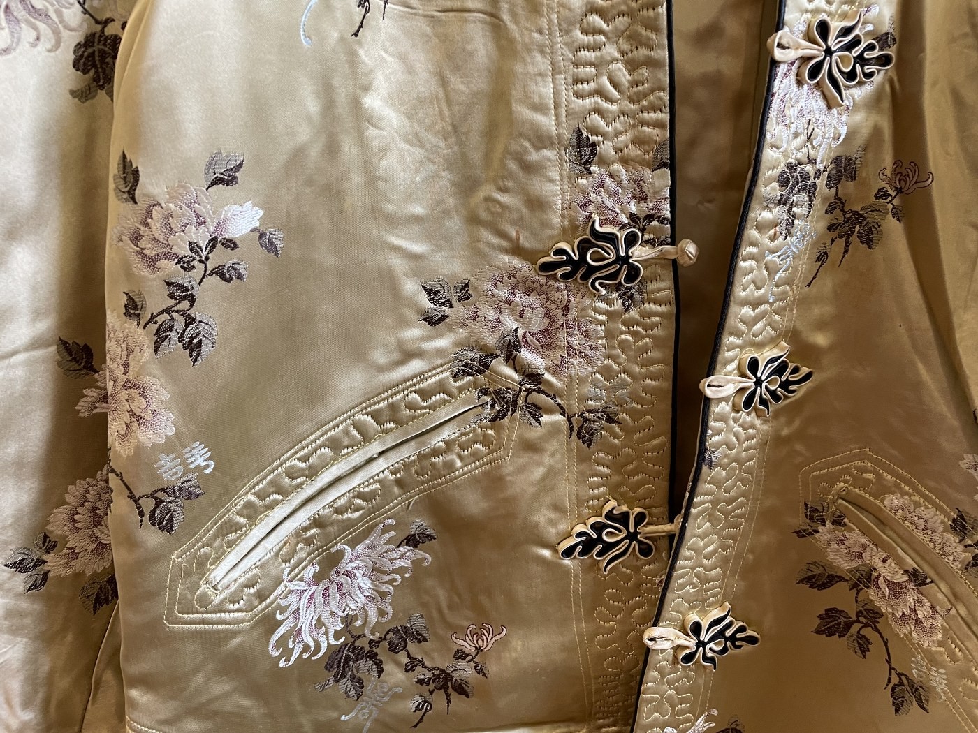 A Chinese embroidered trouser suit - Image 5 of 7