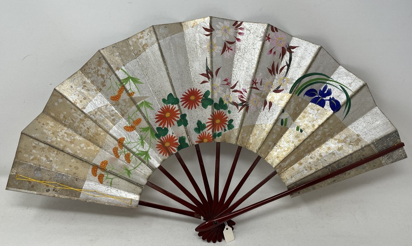 A carved ebony fan, lace painted flowers, 36 cm, and five other fans  (6) - Bild 9 aus 11