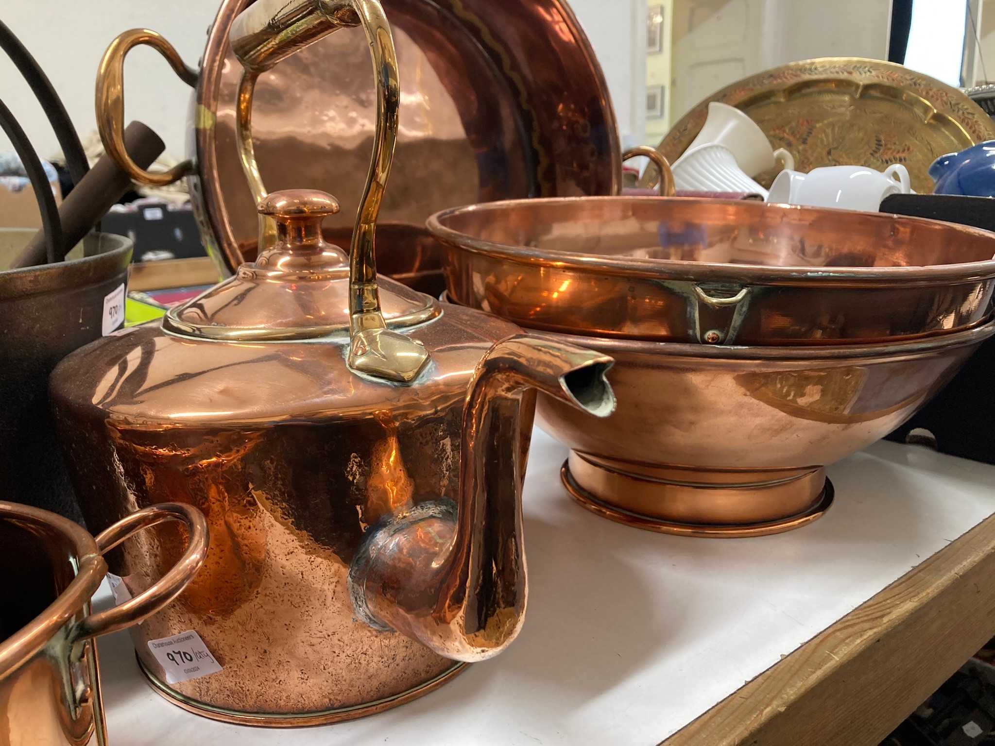 A brass and copper preserve pan, assorted copper, and a set of graduated copper pans, with brass - Image 4 of 4