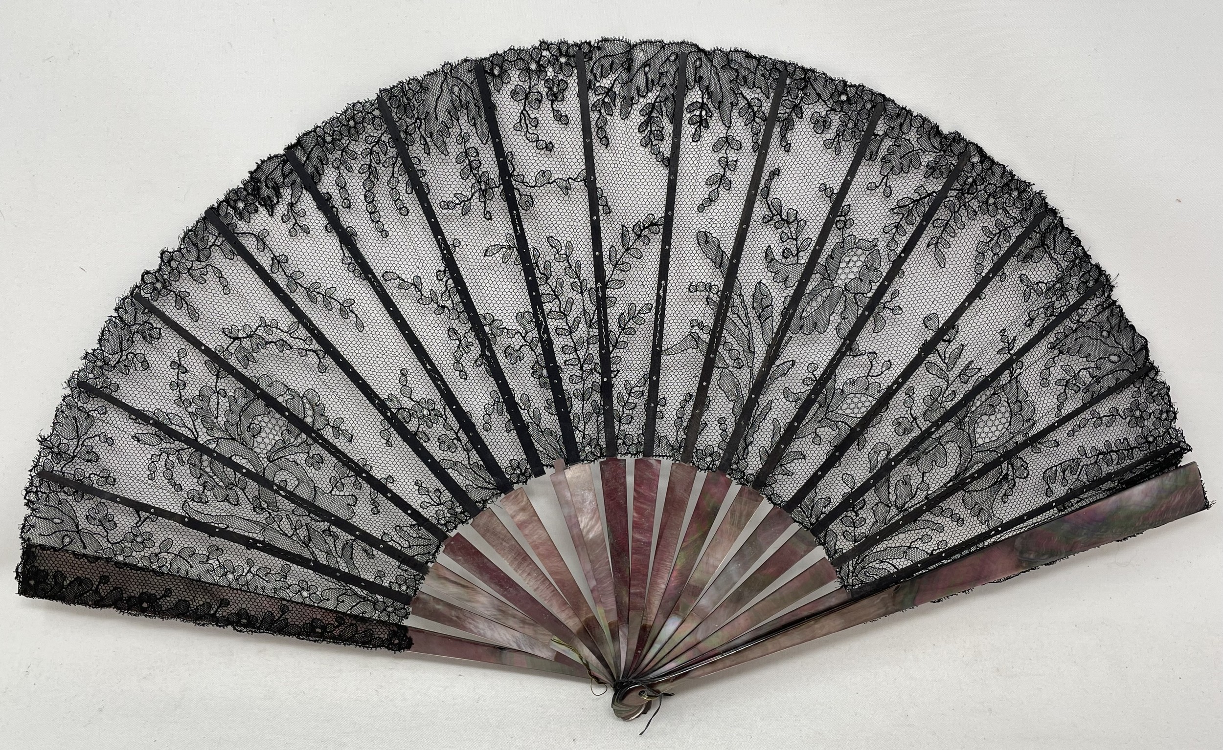 A lacquered fan, decorated figures, paper painted interior scene, 11 cm, boxed, and two other - Image 6 of 9