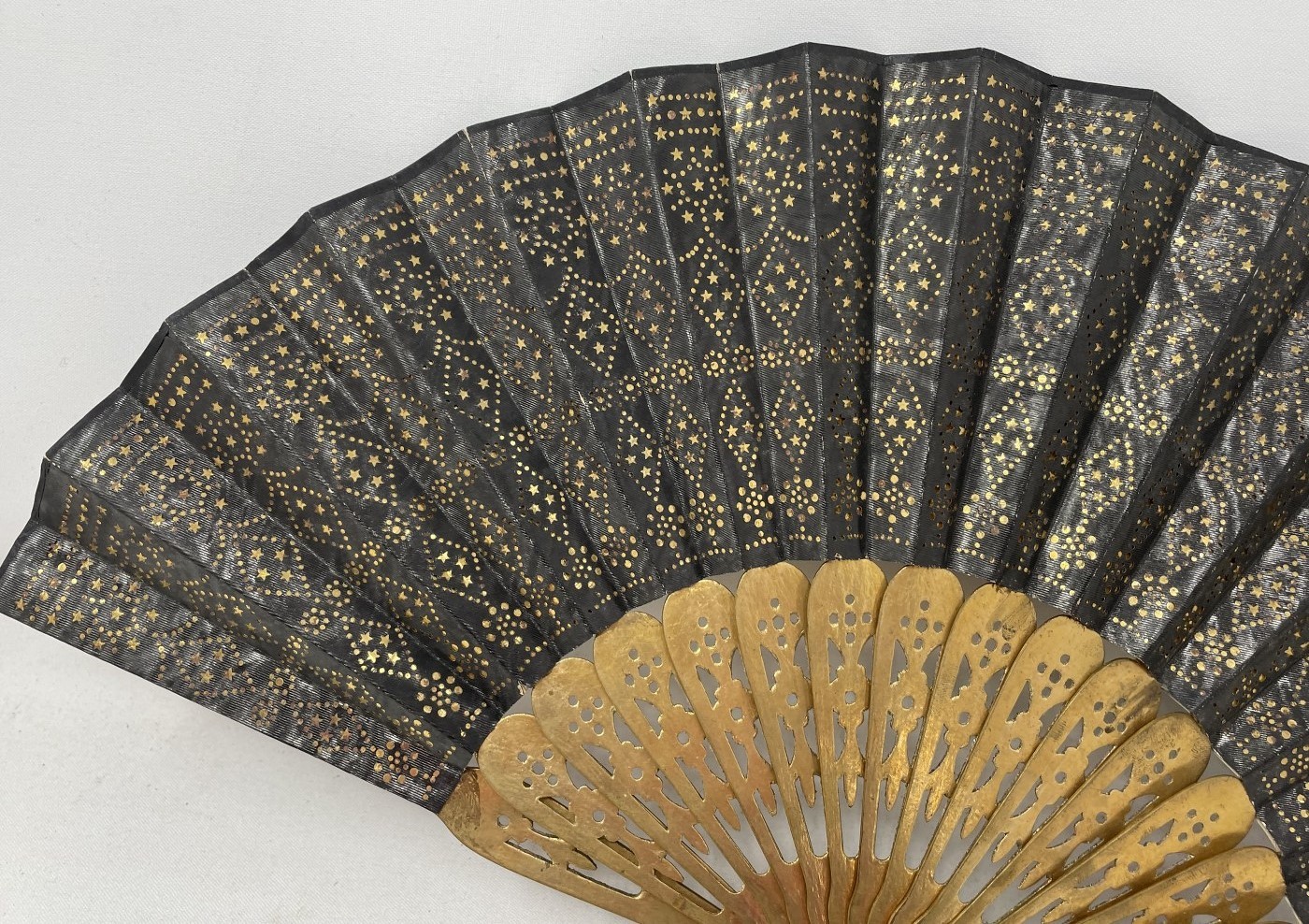 An ebonised fan, the silk painted flowers, 25 cm, boxed, and five other fans (6) - Image 15 of 24