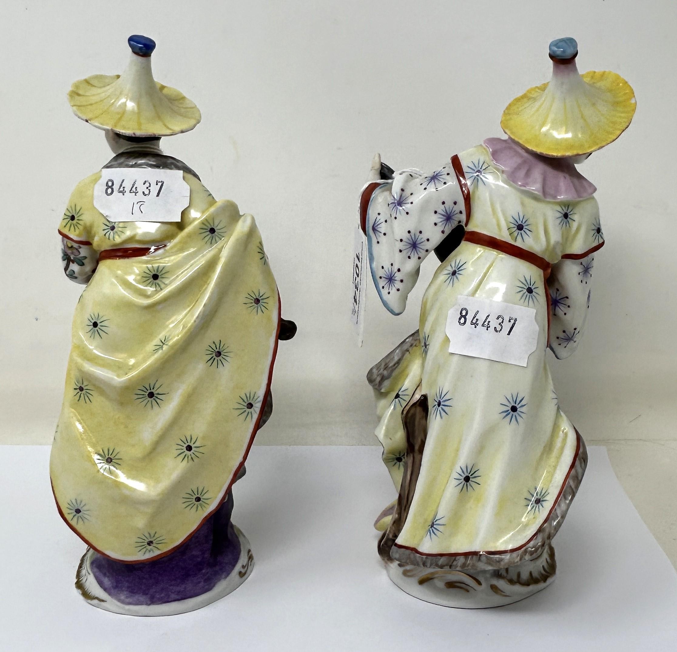A pair of Dresden figures, of a man and a woman in Chinese dress, 20 cm high (2) - Image 5 of 5