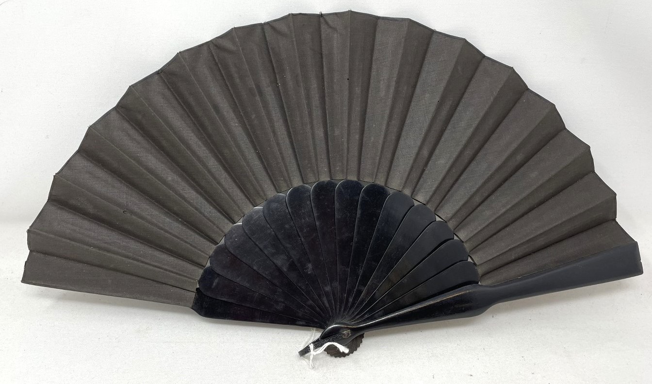 An ebonised fan, the silk painted flowers, 25 cm, boxed, and five other fans (6) - Image 22 of 24