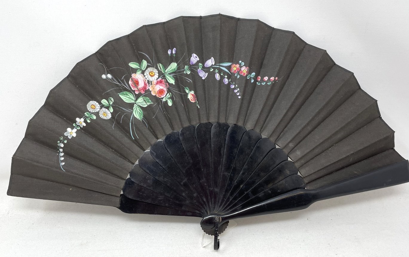 An ebonised fan, the silk painted flowers, 25 cm, boxed, and five other fans (6) - Image 20 of 24