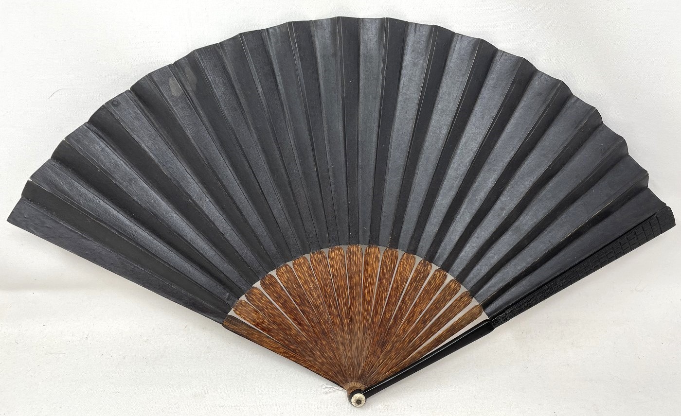 A Chinese carved fan, the paper decorated a landscape, 29 cm, a lacquered fan box, and a lacquered - Image 10 of 11