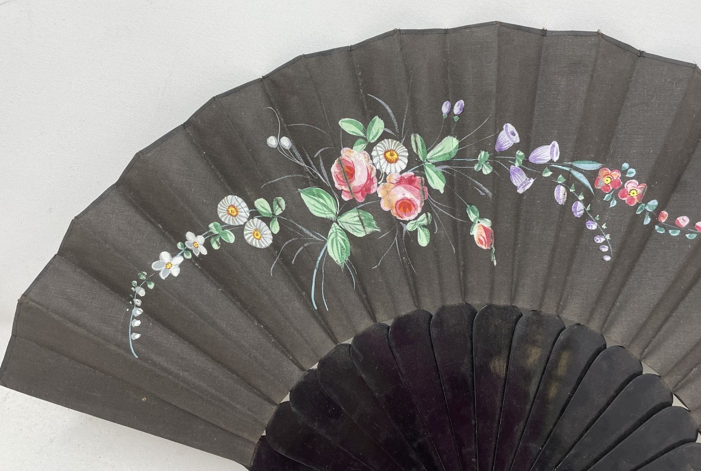 An ebonised fan, the silk painted flowers, 25 cm, boxed, and five other fans (6) - Image 21 of 24