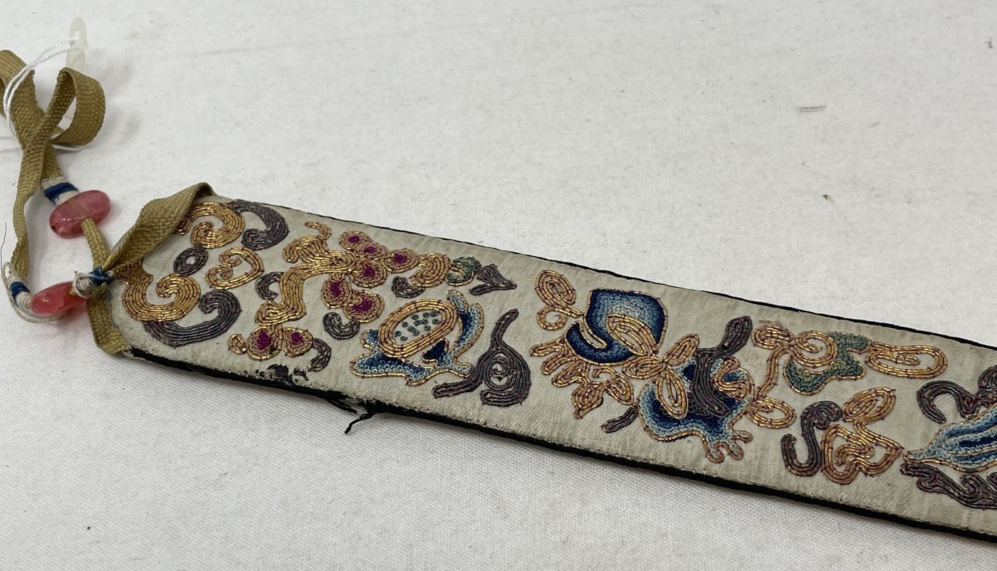A Chinese silk embroidered fan case, 31 cm - Bild 2 aus 3