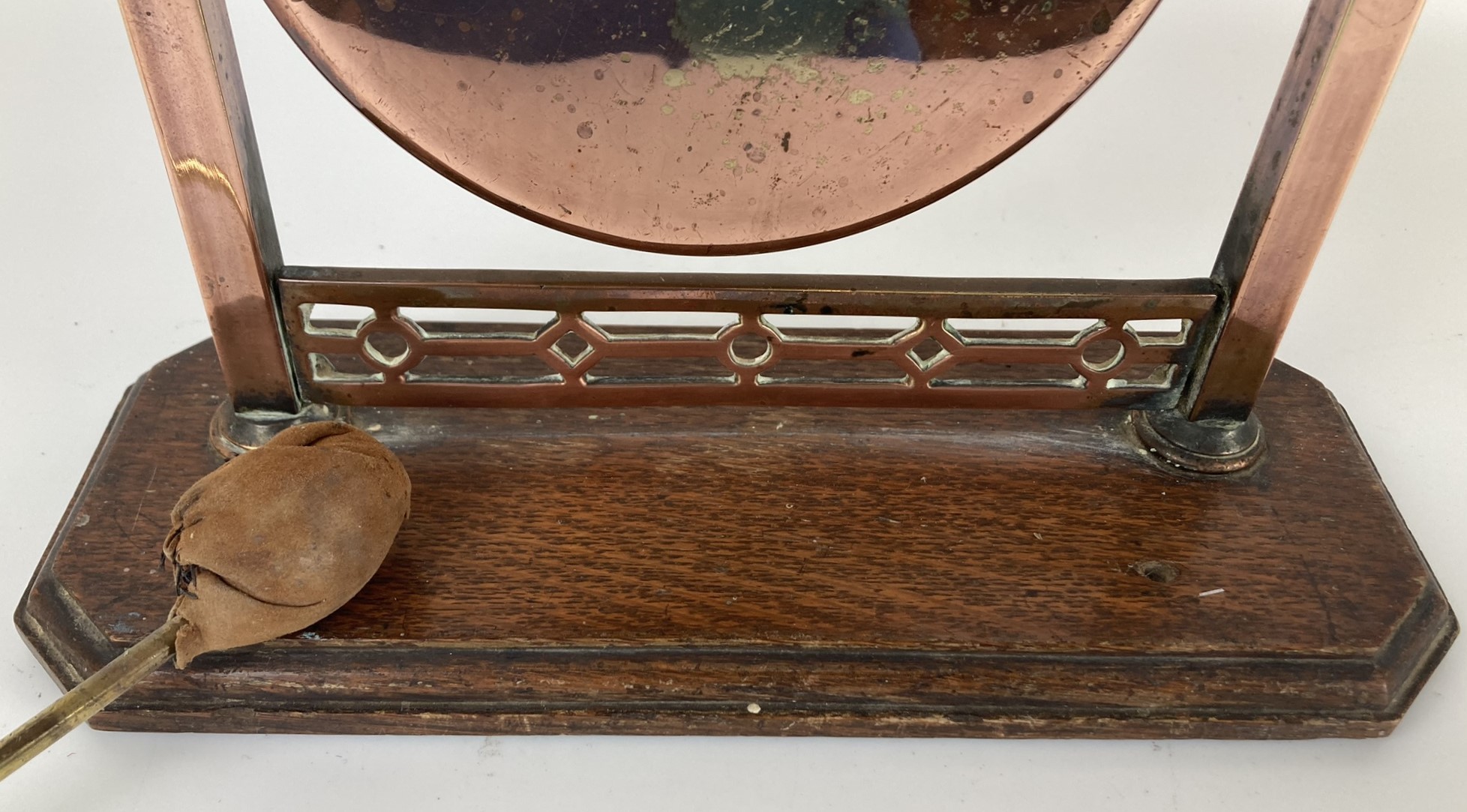 A copper table gong in the Chinese manner, on an oak base, 40 cm high - Image 3 of 5