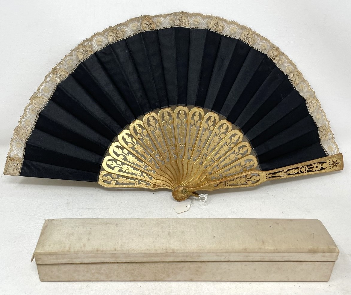 A carved wood fan, silk painted flowers, 25 cm, boxed, and three other fans (4) - Bild 15 aus 15