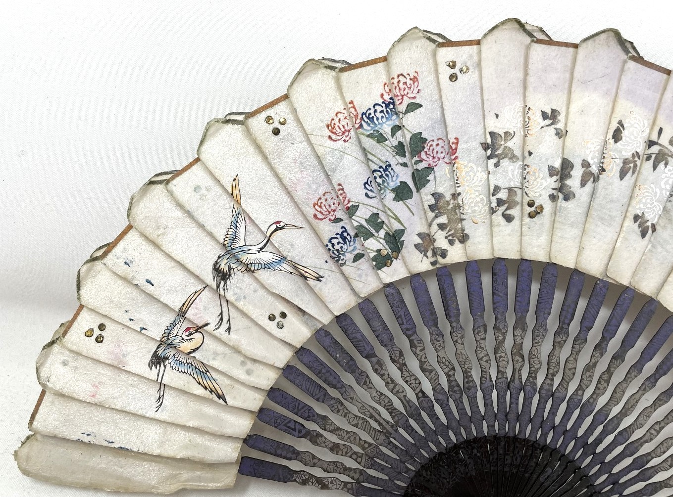 A mother of pearl fan, silk painted flowers, 30 cm, and three others (4) - Image 16 of 19