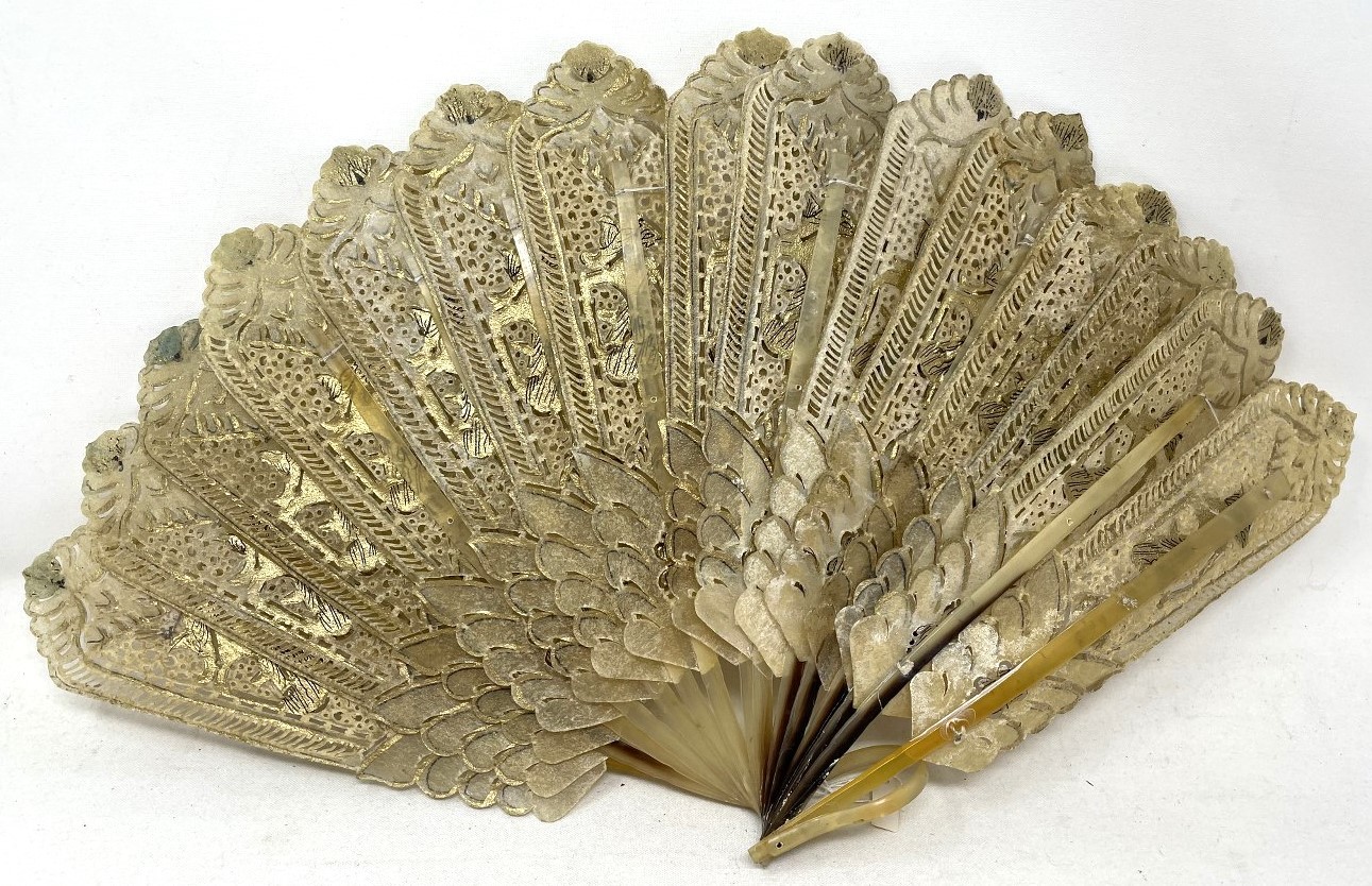 A mother of pearl fan, the lace painted flowers, 18 cm and three other fans (4) - Image 8 of 12