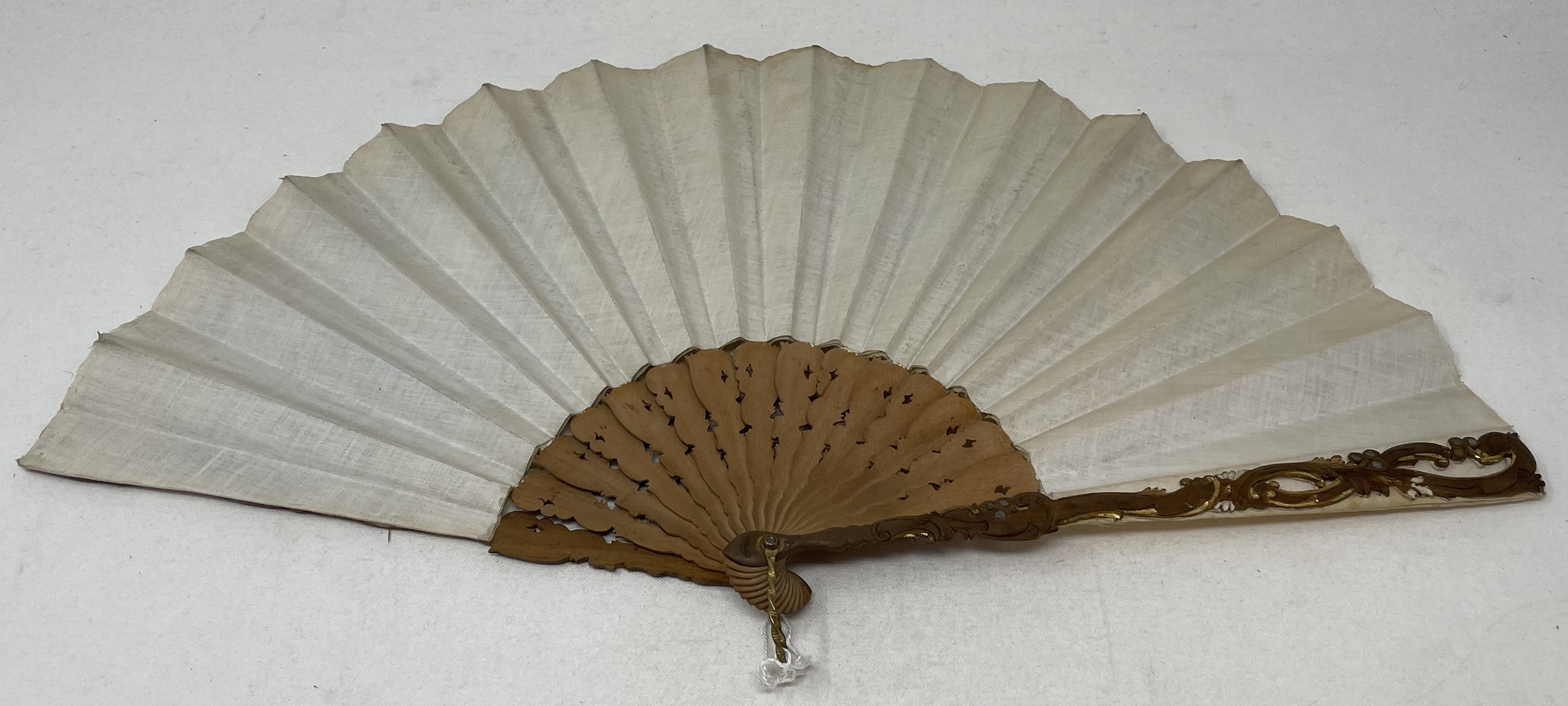 A carved giltwood fan, with pierced decoration, silk decorated butterflies, 10 cm, and two other - Image 5 of 9