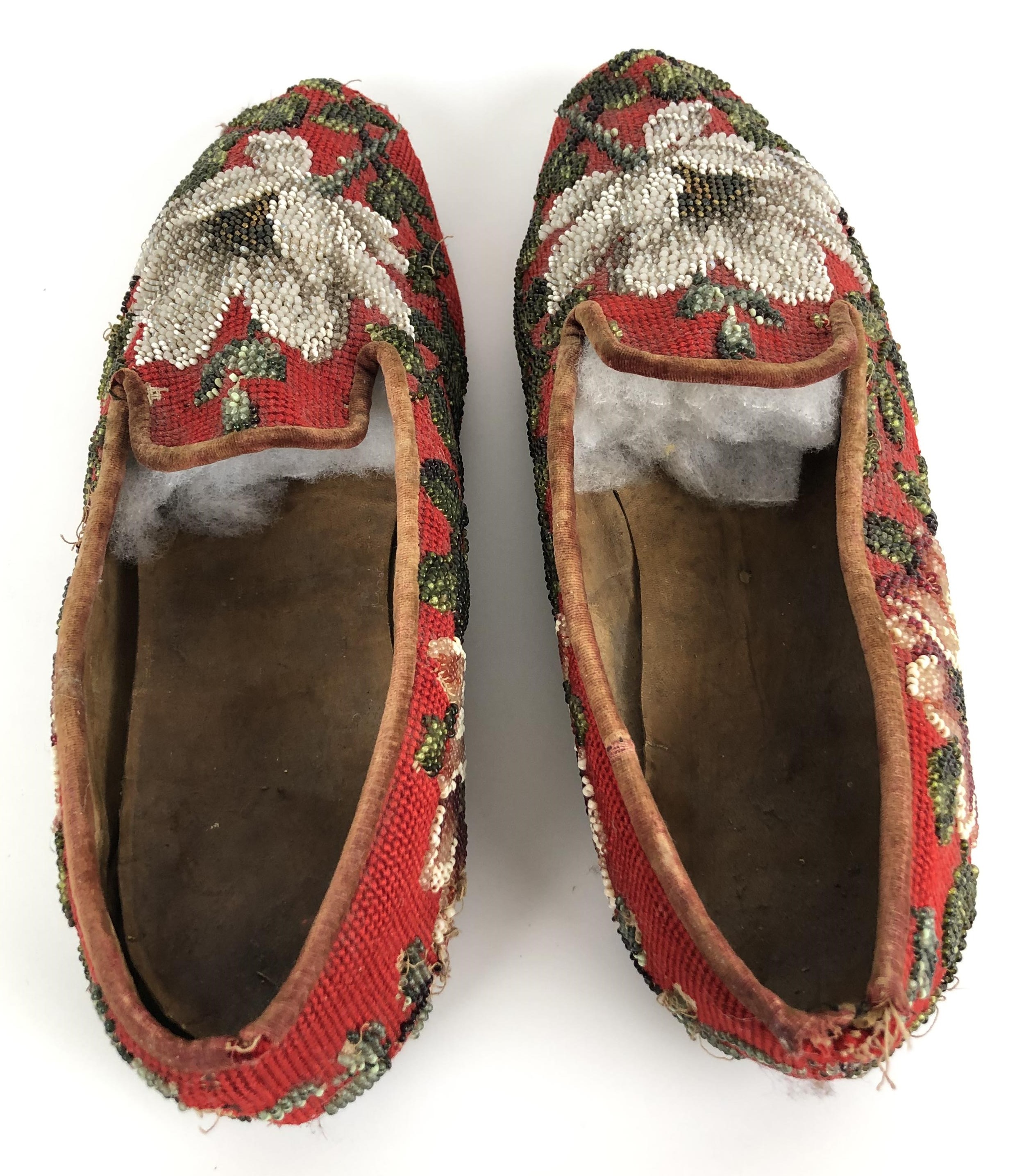 A pair of late 19th/early 20th century beadwork slippers, decorated flowers - Image 7 of 9