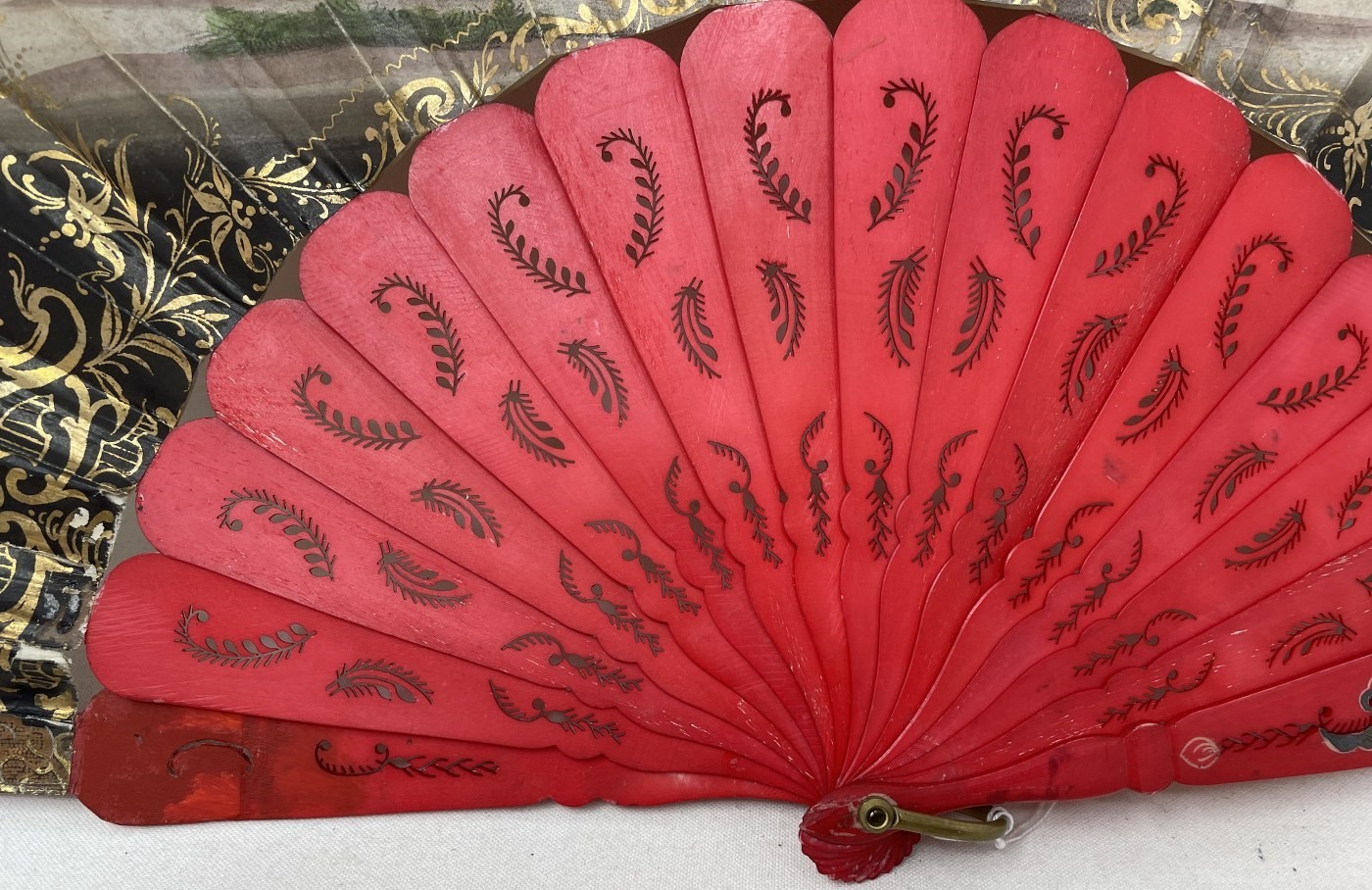 A carved wood fan, silk painted flowers, 25 cm, boxed, and three other fans (4) - Image 10 of 15