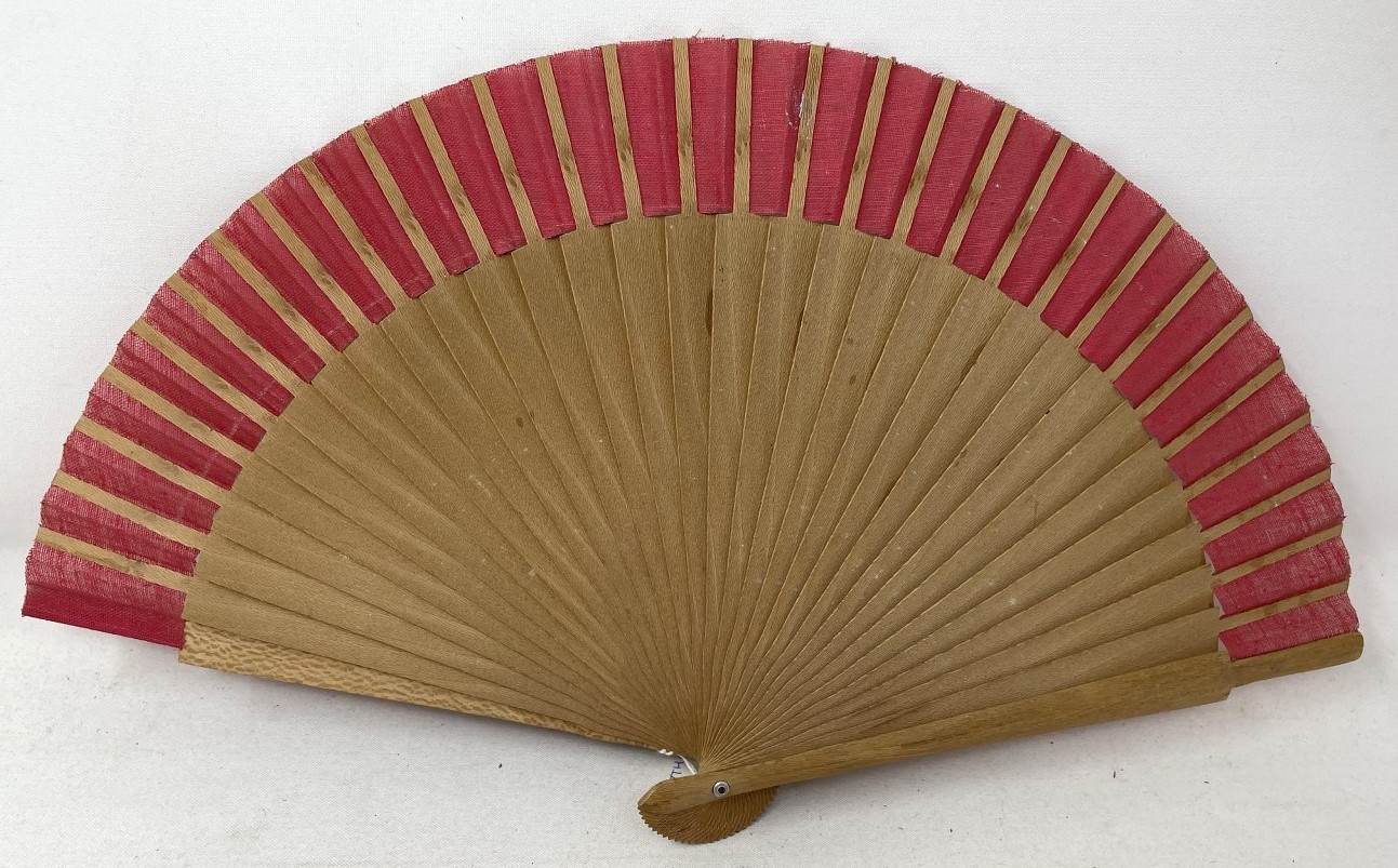 An ebonised fan, the silk painted flowers, 25 cm, boxed, and five other fans (6) - Image 7 of 24