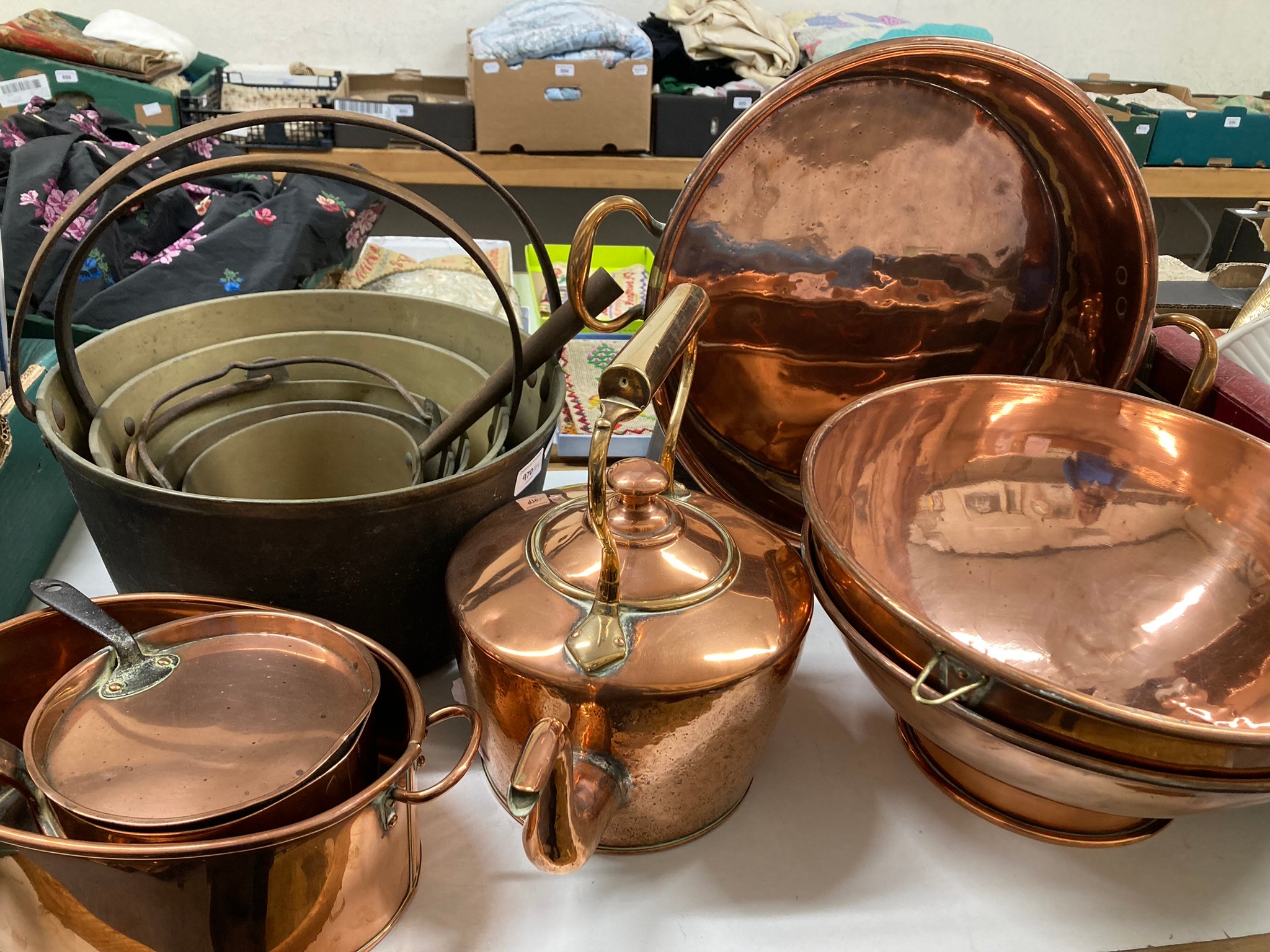 A brass and copper preserve pan, assorted copper, and a set of graduated copper pans, with brass - Image 2 of 4